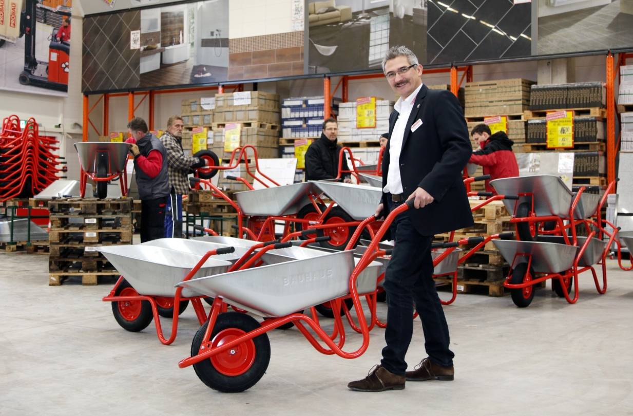  Markus Wolff, Leiter der neuen Bauhaus-Filiale in Barmen, macht's vor: Wer am 12. Dezember 2014 mit einer Schubkarre zeitig zur Oberbergischen Straße 200 kommt, hat die Chance auf einen Einkaufsgutschein im Wert von 1.000 Euro. 