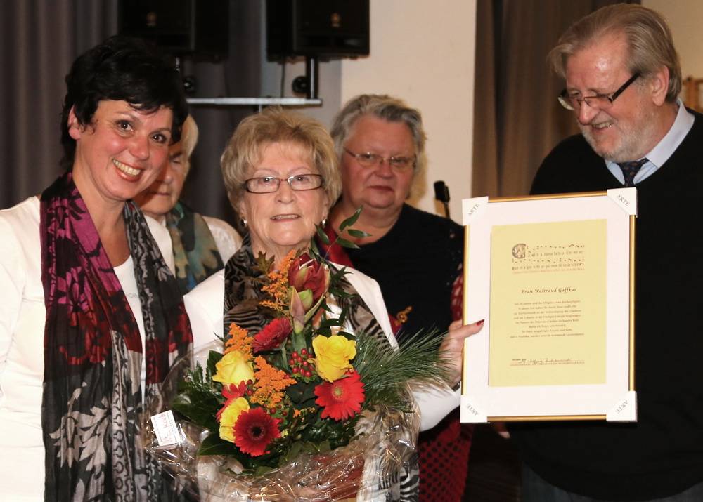  Die Jubilarin Waltraud Gaffkus (Mi.), Chorvorsitzende Angela Fresen und Pfarrer Winfried Breidenbach. 