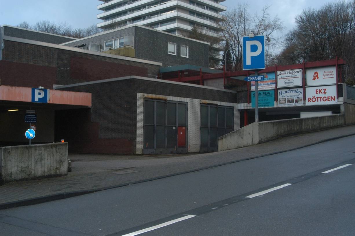  Wo einst eine Tankstelle mit Werkstatträumen war, zieht demnächst ein produzierender Betrieb ein und trägt dazu bei, dass die Gewerbeflächen im EKZ gut ausgelastet sind. 