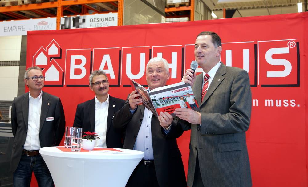  Bauhaus-Geschäftsführer Heinz-Dieter Konrad überreichte Peter Jung ein Fotobuch mit der Entstehungsgeschichte des neuen Bauhaus auf Lichtscheid, das Markus Wolf (2.v.l.) und sein Stellvertreter Ricardo Freimuth (l.) leiten. 