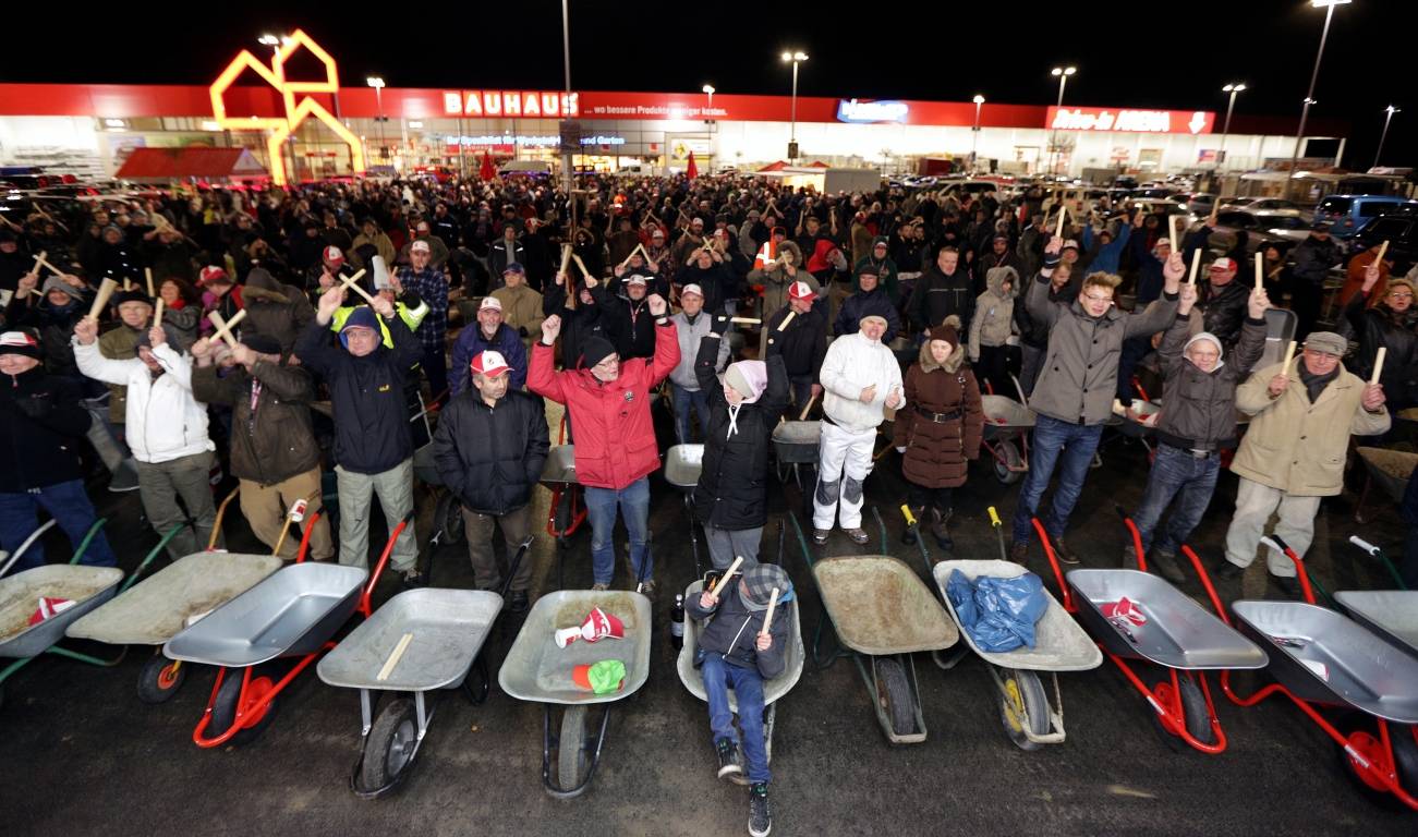  Freitagmorgen, 7.48 Uhr: Hunderte von Kunden bevölkerten den Bauhaus-Parkplatz mit ihren Schubkarren, um an einem Gewinnspiel teilzunehmen, bei dem 20 Glückliche jeweils einen Einkaufsgutschein im Wert von 1.000 Euro ergatterten. 