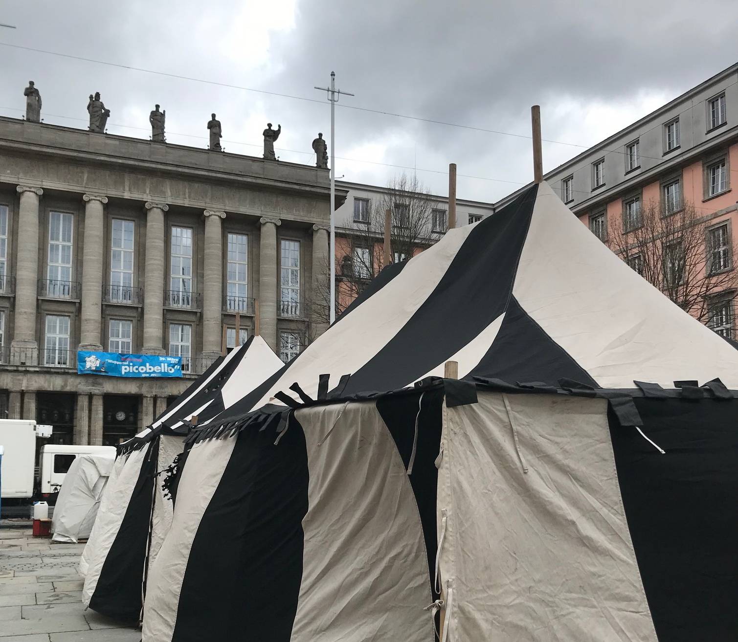  Die Zelte werden abgebaut. 