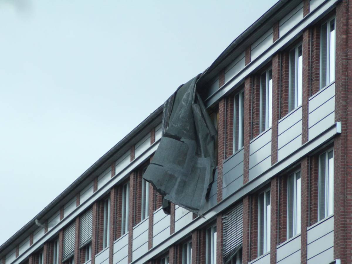 Sturm in Wuppertal: Feuerwehr im Dauereinsatz
