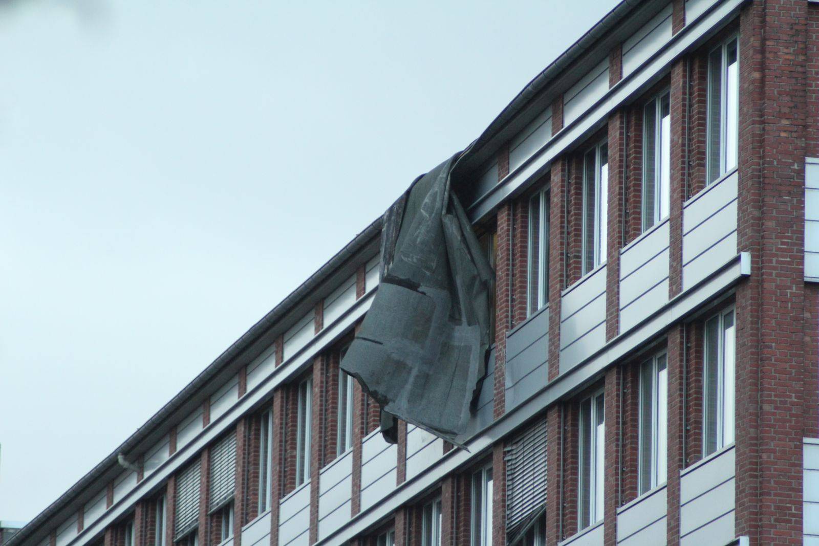 Sturm in Wuppertal: Feuerwehr im Dauereinsatz