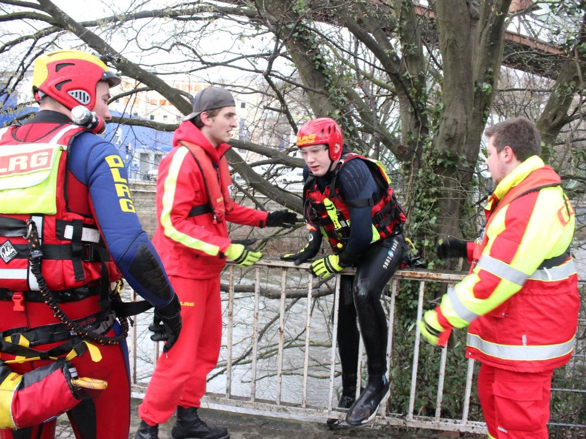 Wasserretter in der Wupper unterwegs
