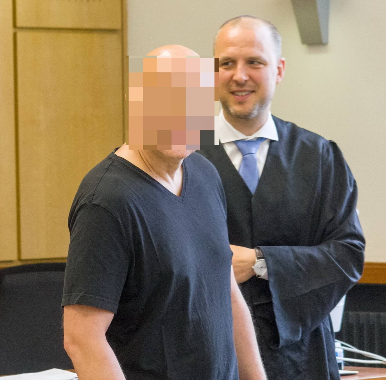  Der 49-jährige Wuppertaler (im Bild mit seinem Anwalt) war der Kopf der Bande, die mit Kalaschnikows und Panzerfaustattrappen diverse Geldtransporter überfiel. 