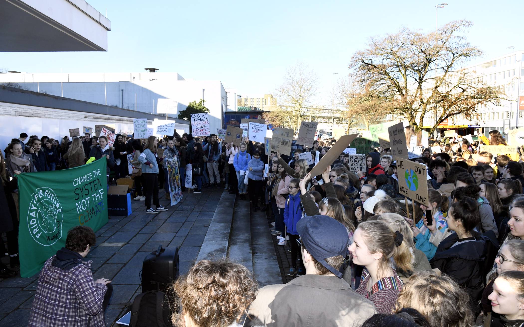  Im Februar fand die erste Wuppertaler Fridays For Future Demonstration statt. Es kamen deutlich mehr Schüler als von den Veranstaltern erwartet.  