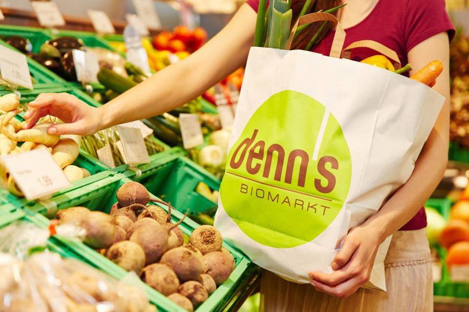  Regionales Bio-Obst und Bio-Gemüse präsentiert denn's Biomarkt auf einer geräumigen Fläche. Es wird täglich frisch angeliefert. 