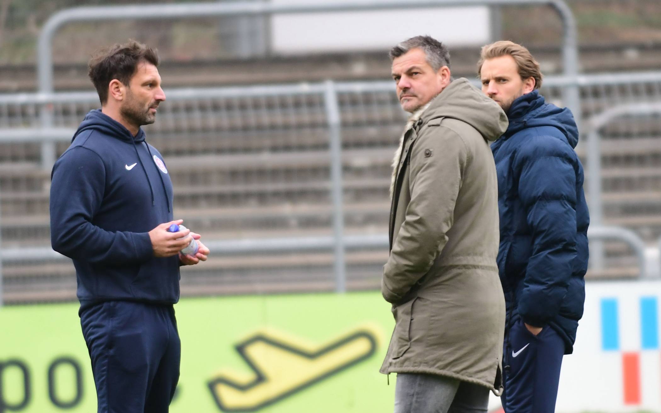  Trainer Adrian Alipour (li,) am Samstag in Köln mit Karsten Hutwelker und Co-Trainer Pascal Bieler. 