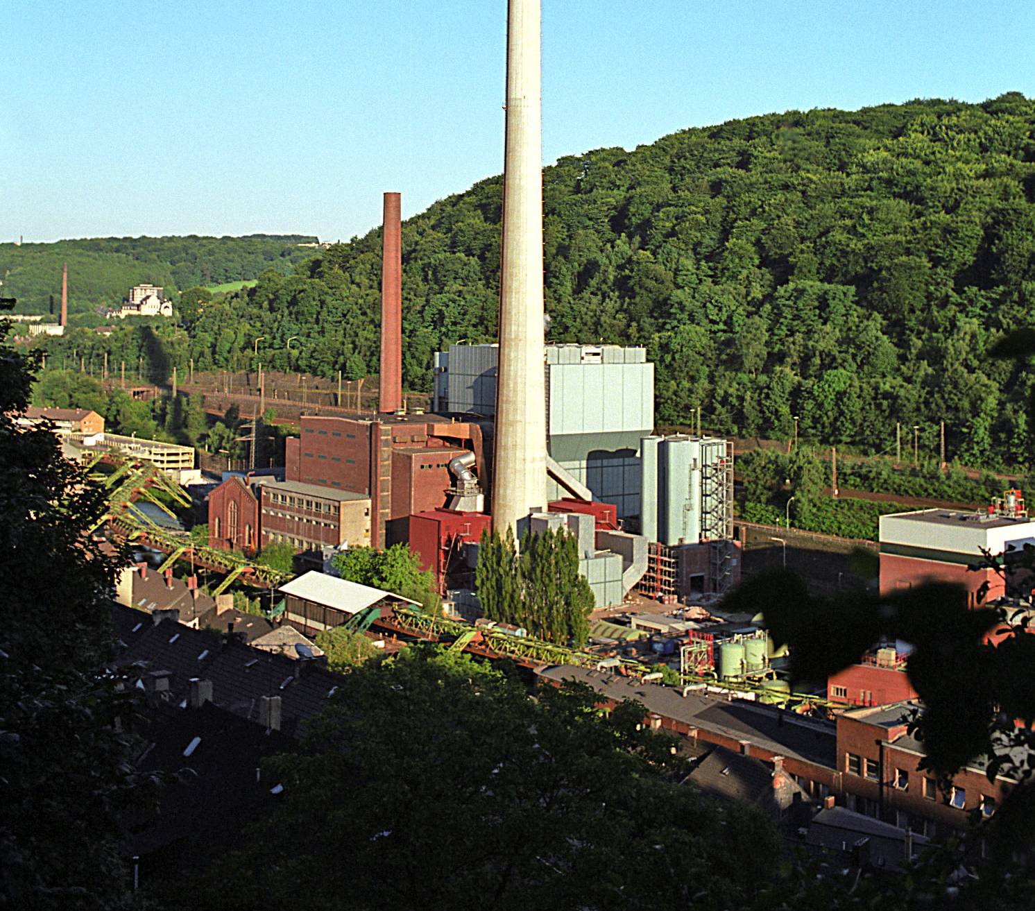  Das Heizkraftwerk Elberfeld erhielt 1981 seinen markanten Schornstein, mit 198 Metern das höchste Bauwerk Wuppertals. 