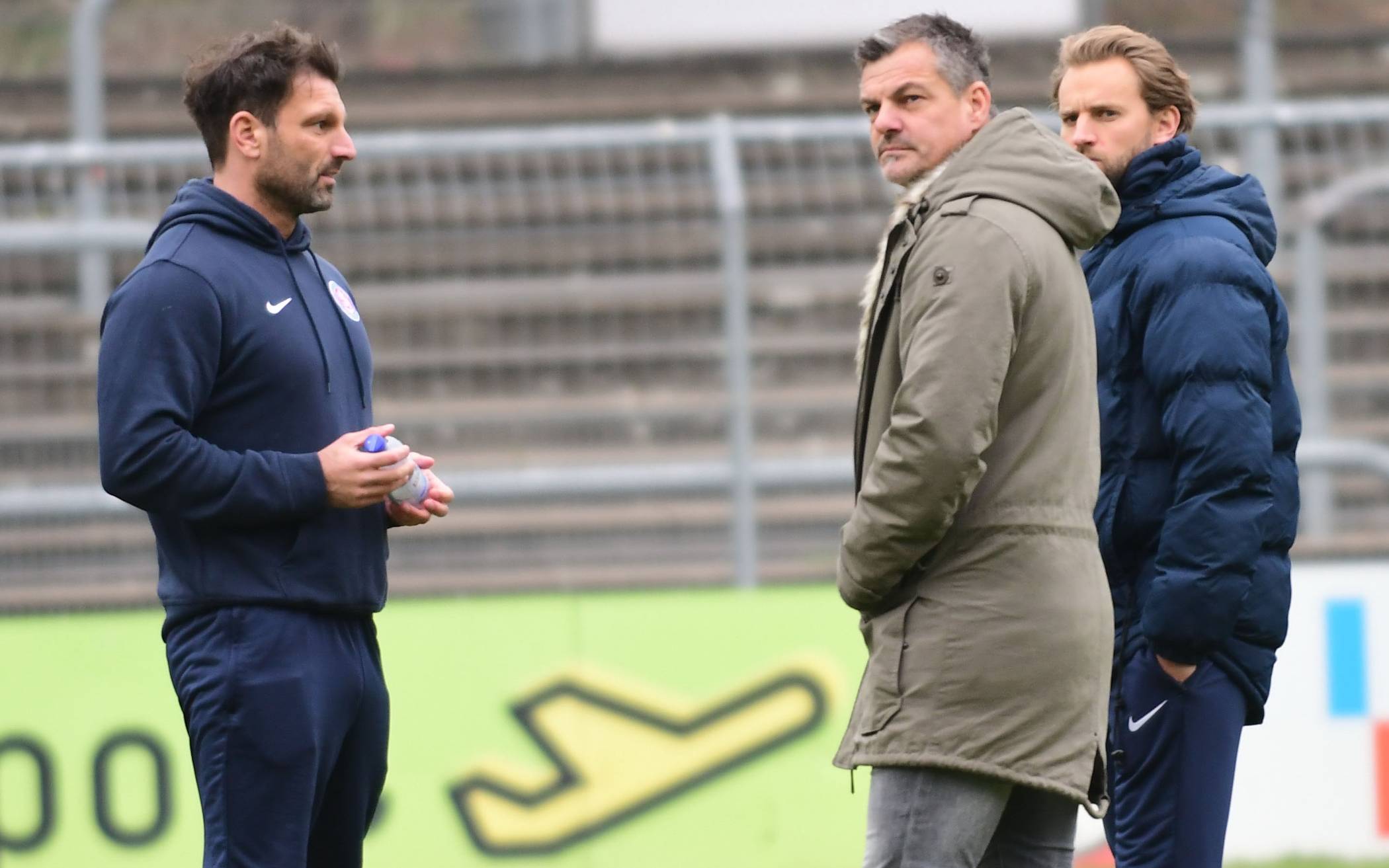  Vergangenheit: der ehemalige Cheftrainer Adrian Alipour (li.) mit Sportdirektor Karsten Hutwelker und Co-Trainer Pascal Bieler in Köln. 