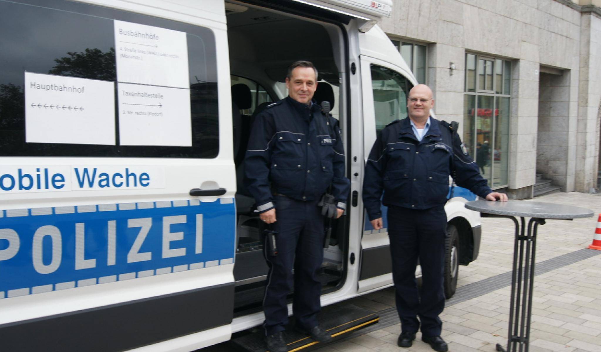  Andreas Wilke (links) und Achim Surborg sind zwei der 20 Beamten von der mobilen Wache direkt am Döppersberg. Durch ihren Dienst „zu Fuß“ sind sie nah an den Bürgern. 