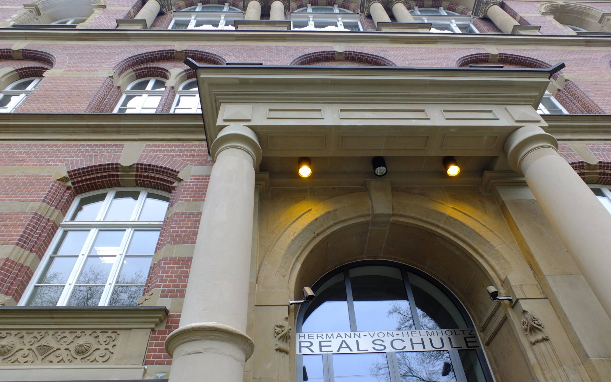 Imposant: Die mit Millionenaufwand sanierte Helmholtz-Realschule, in die...