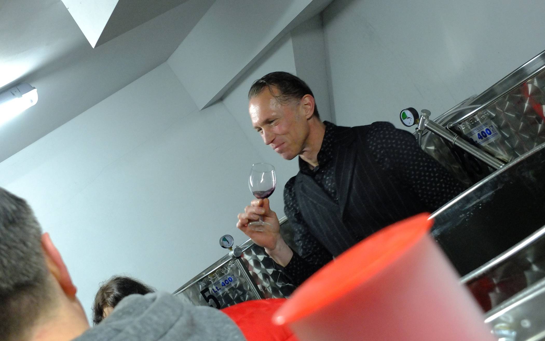 Weinexperte Holger Bär - Hauptberuf Künstler - nimmt die Besucher mit in die Welt der...