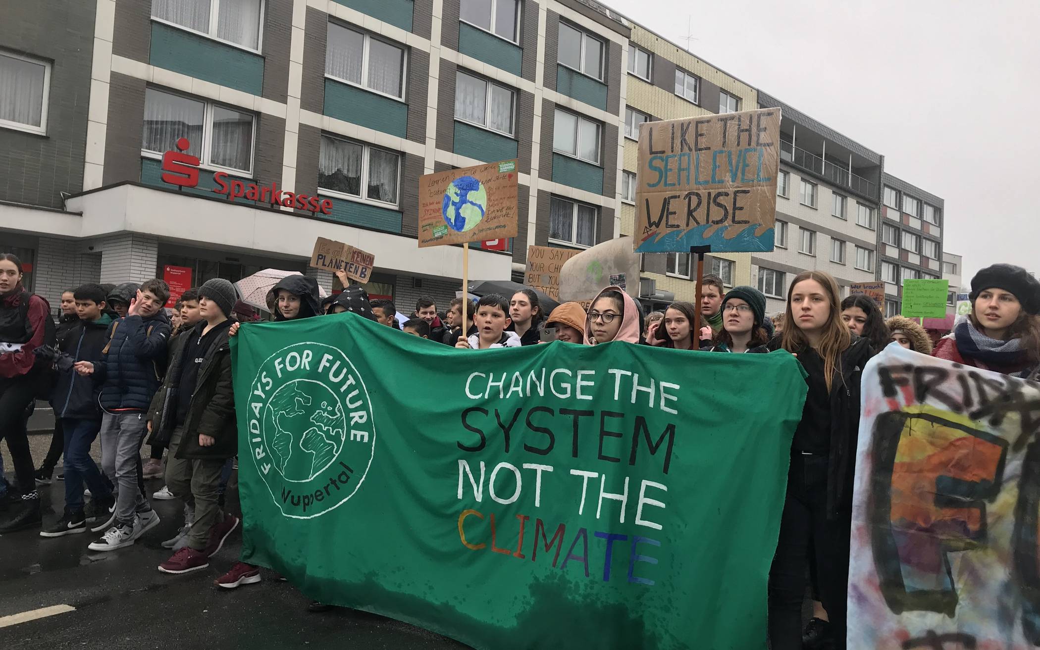  Auch in Wuppertal gehen junge Menschen für den Klimaschutz auf die Straße. 
