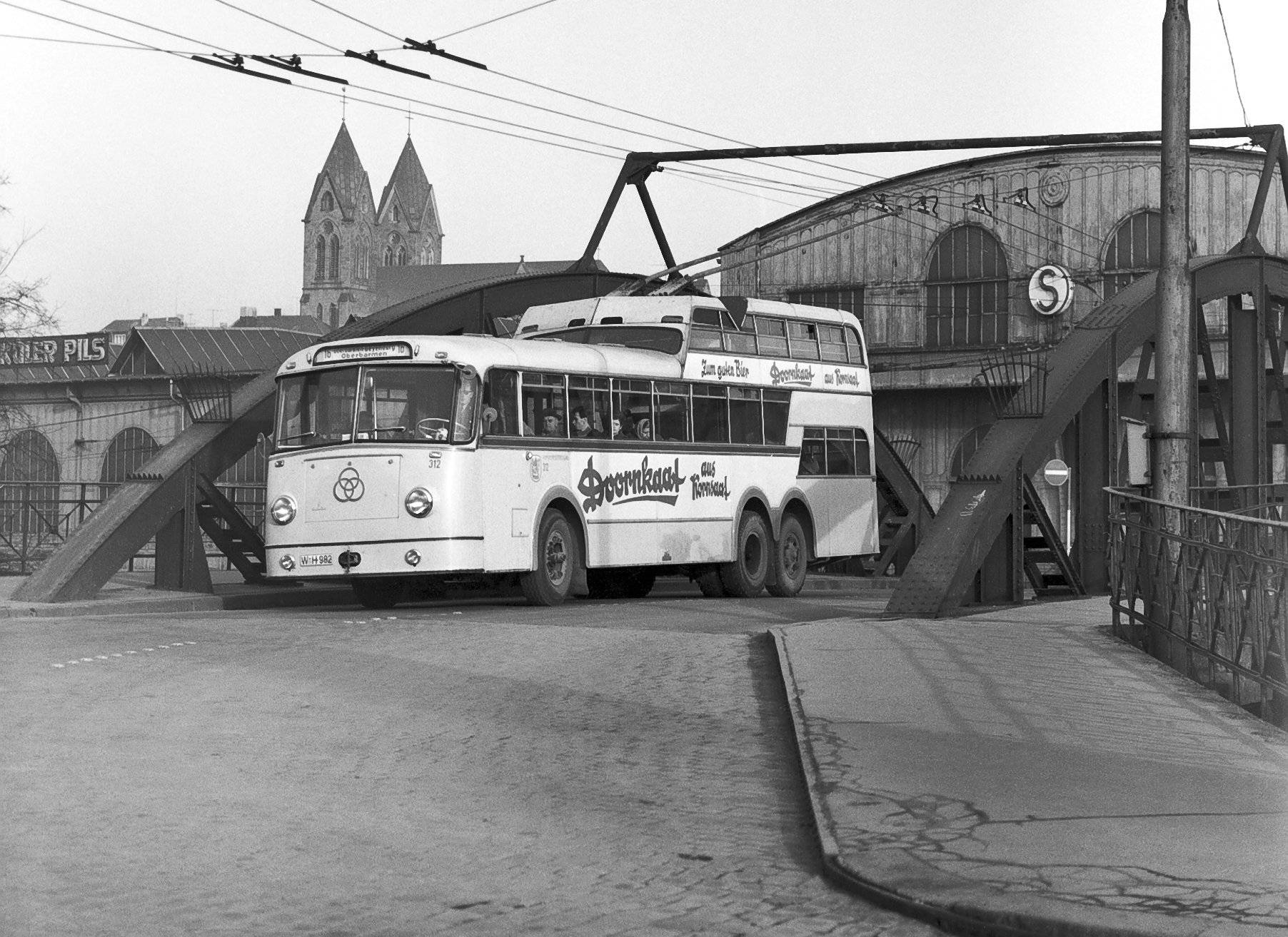  Der Obus auf der alten Straßenbrücke an der Wagenhalle Oberbarmen. 