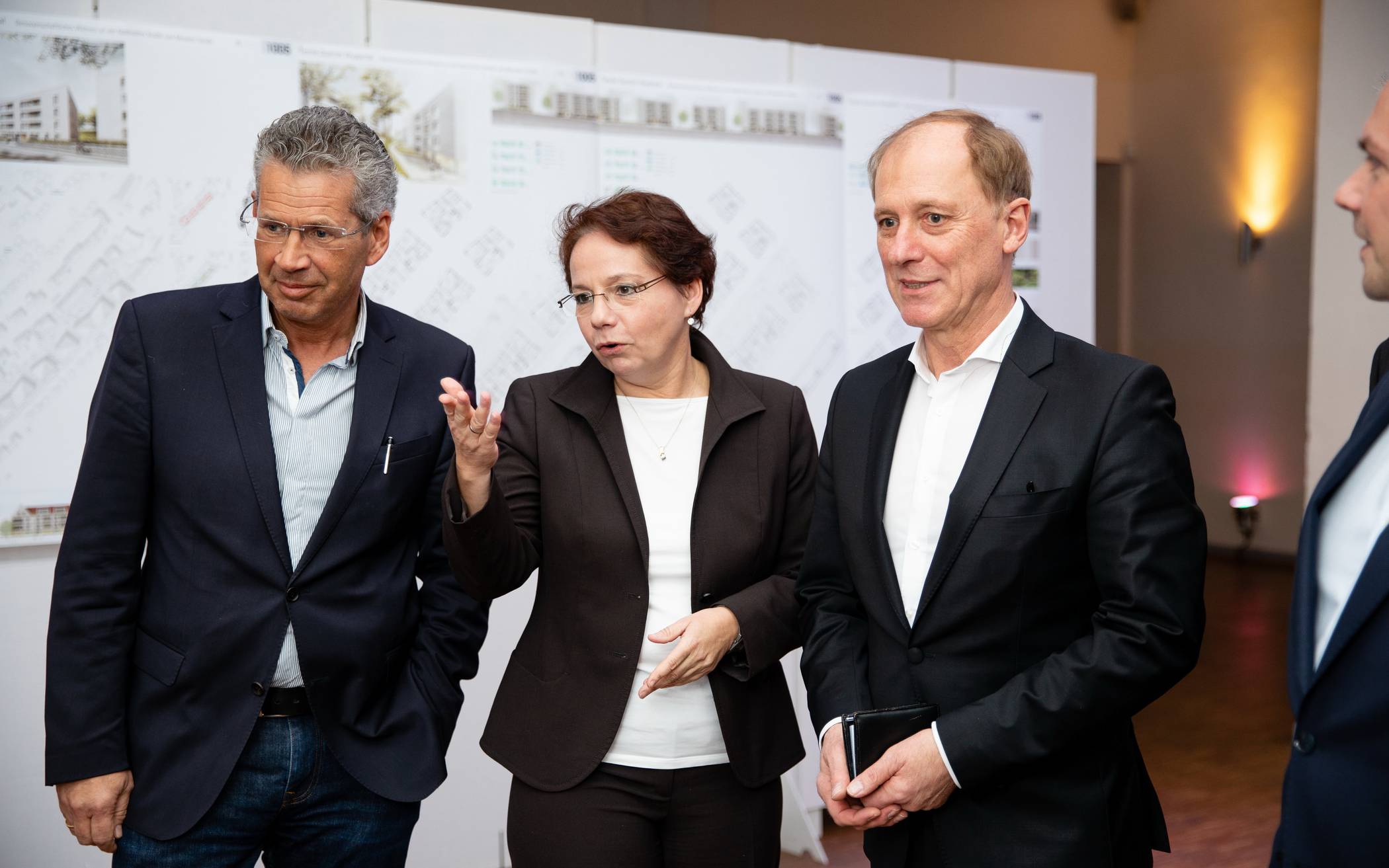  „ebv“-Geschäftsführerin Anette Gericke mit den Juroren Markus Rathke (Vorsitzender des Bundes der Architekten Wupperta) und dem Darmstädter Architekten Joachim Andreas Joedicke. 