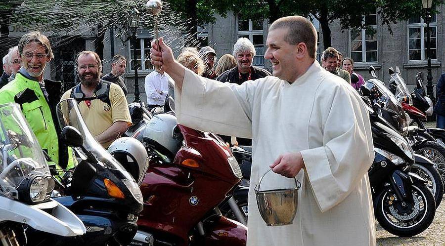 Citykirche segnet Motorradfahrer