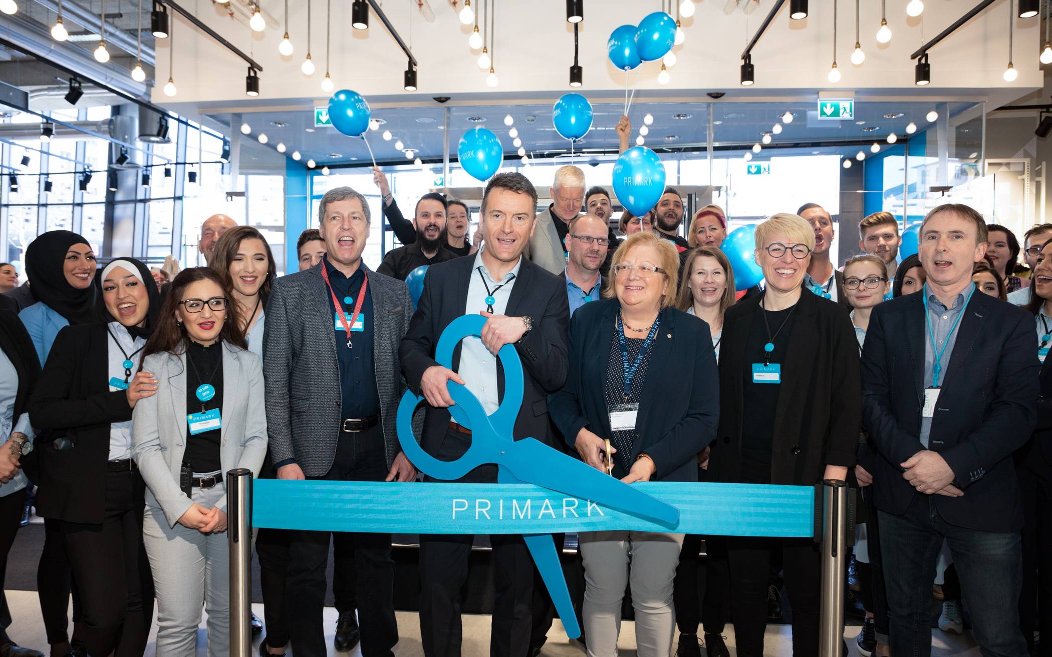 Der offizielle Akt der Eröffnung. An den Scheren waren Store-Manager Dietmar Mai und...