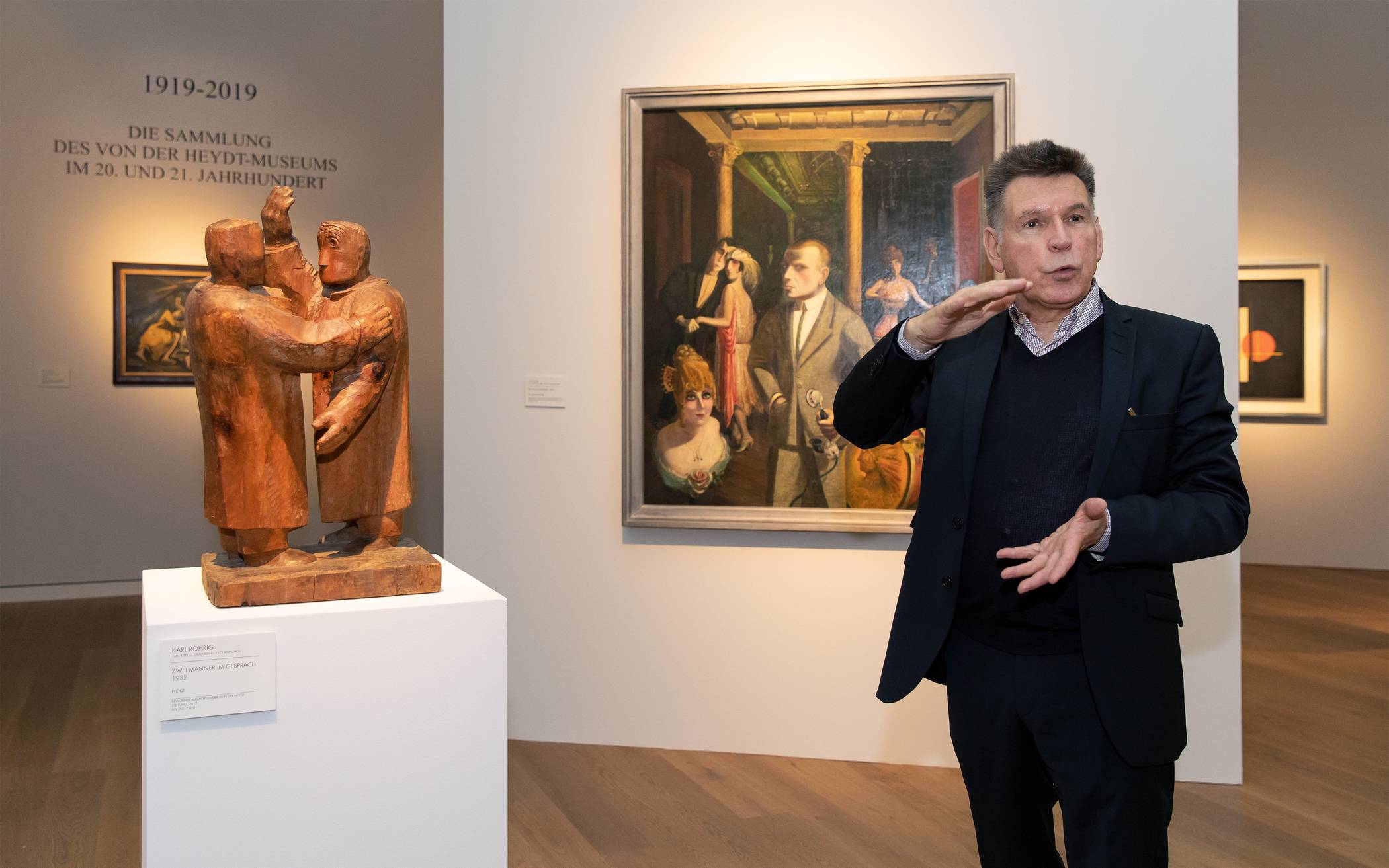 Zwischen einer Skulptur von Karl Röhrig und einem Gemälde von Otto Dix: Gerhard Finckh zeigt mit Leidenschaft einige Schätze aus der Sammlung des Von der Heydt-Museums. 
