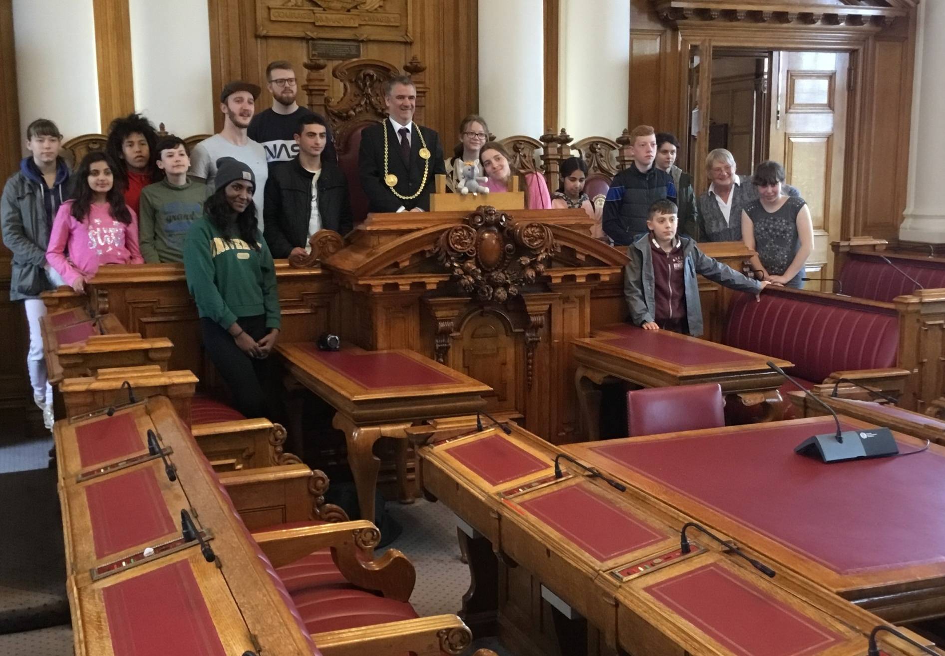  Die Jugendlichen zu Besuch im Rathaus in South Tyneside.  