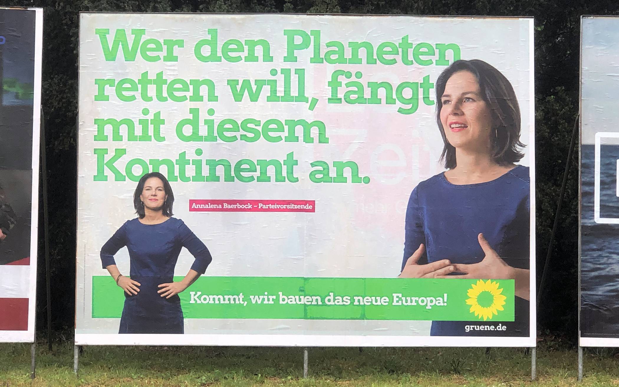 Die Plakate der Grünen sind stark durch die Schrift und den weißen Hintergrund...