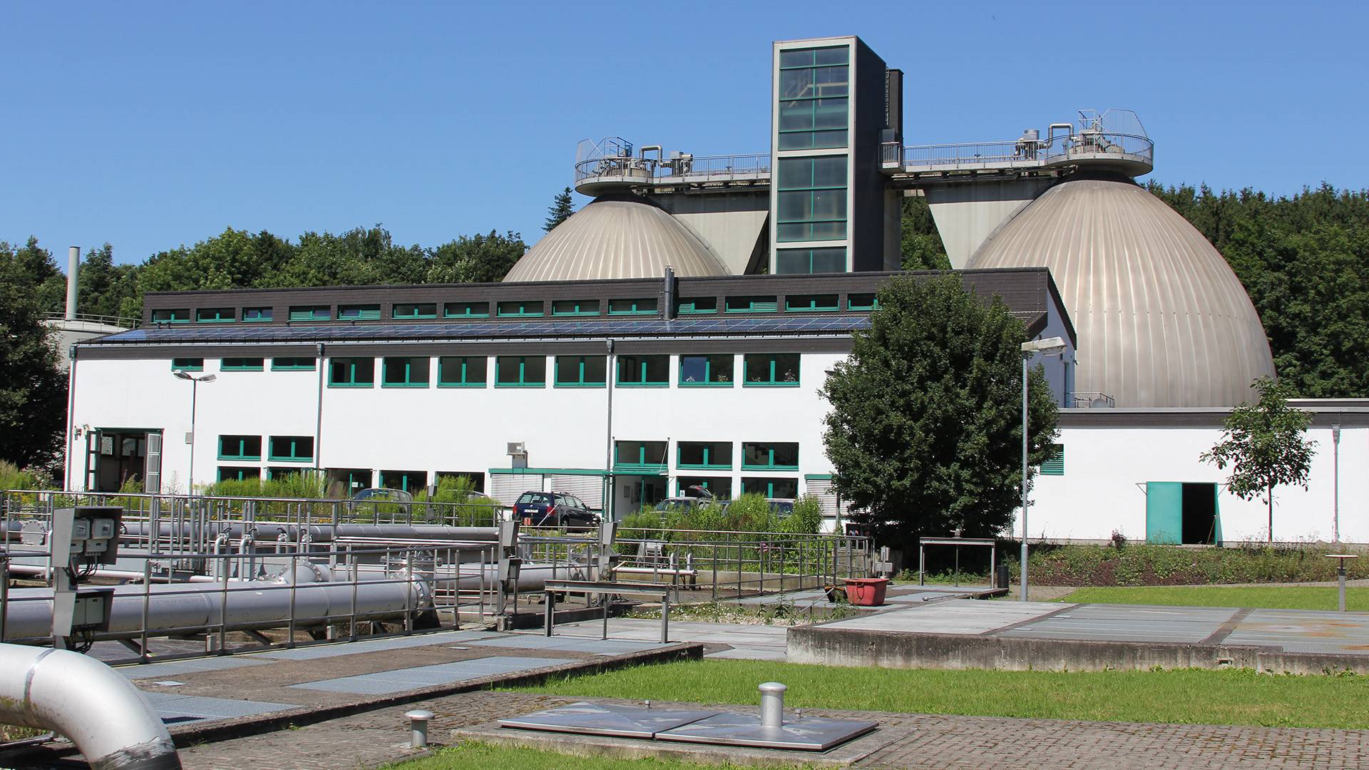  Die Kläranlage Kohlfurth mit den Faulbehältern. Dort entsteht das Klärgas, das im Blockheizkraftwerk in Strom und Wärme umgewandelt wird. 