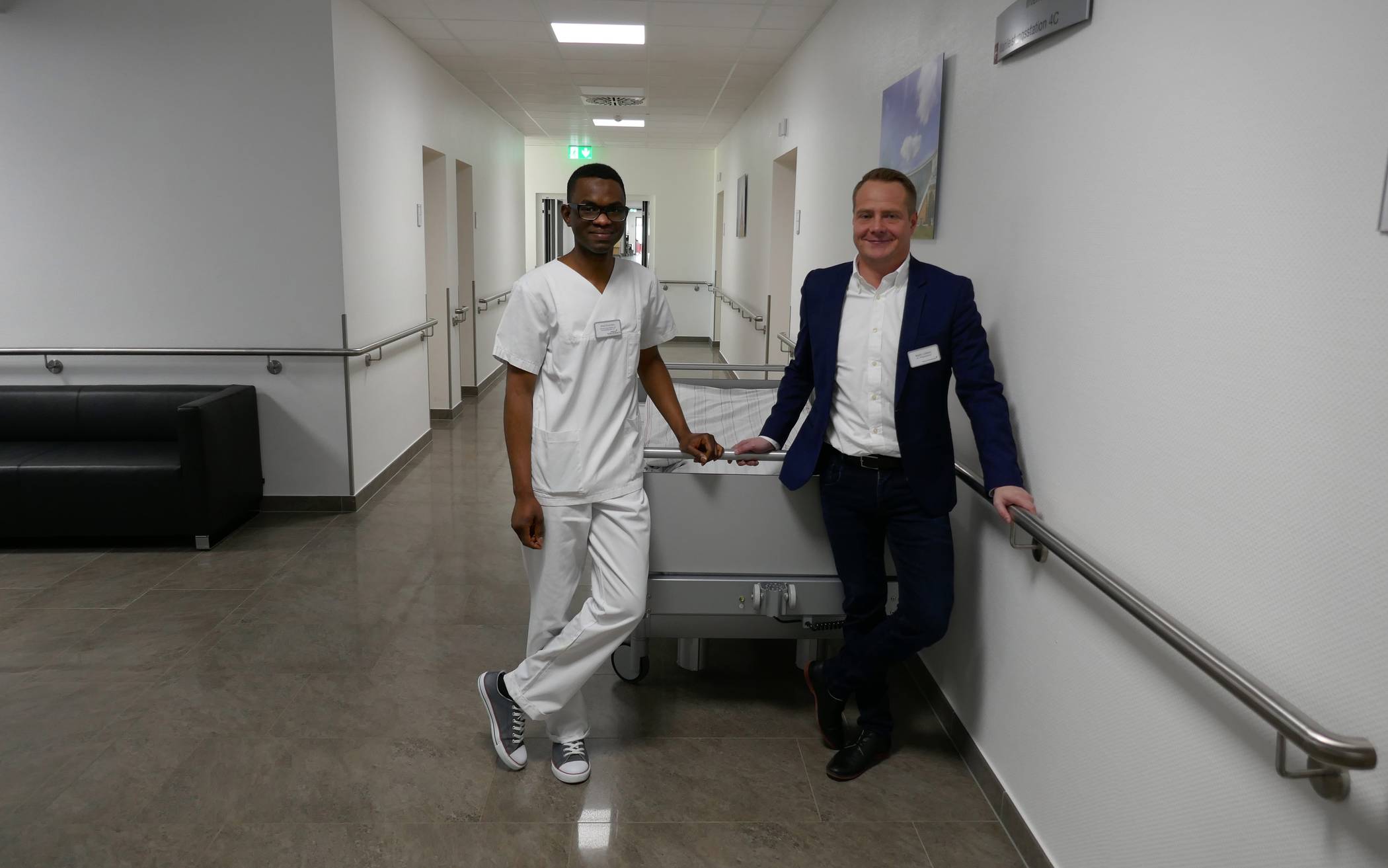  Oumar B. mit Mario Löblein, dem stellvertretenden Pflegedirektor, im Wuppertaler Petrus-Krankenhaus. 