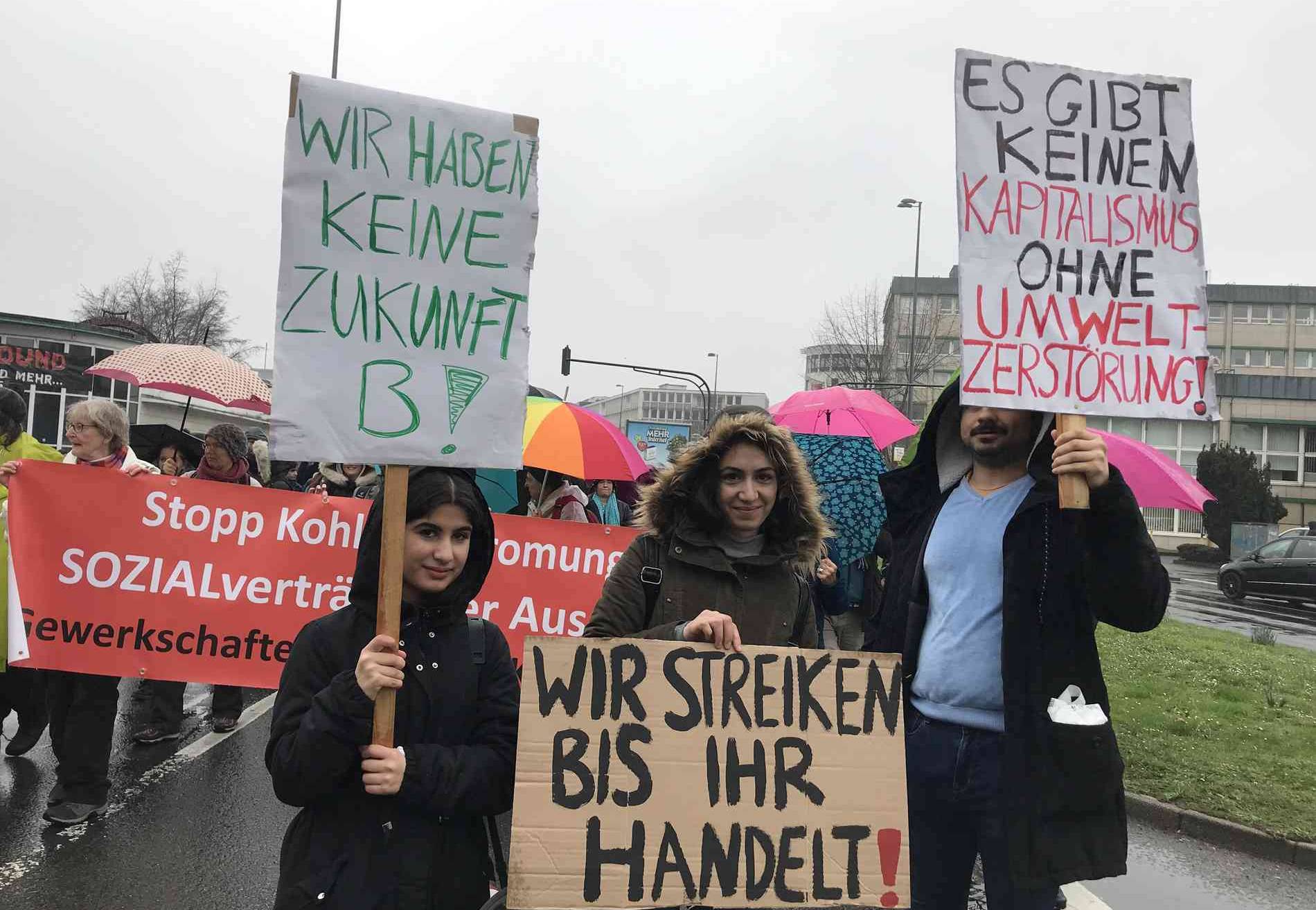 Wuppertaler Schüler demonstrieren vor RWE Campus