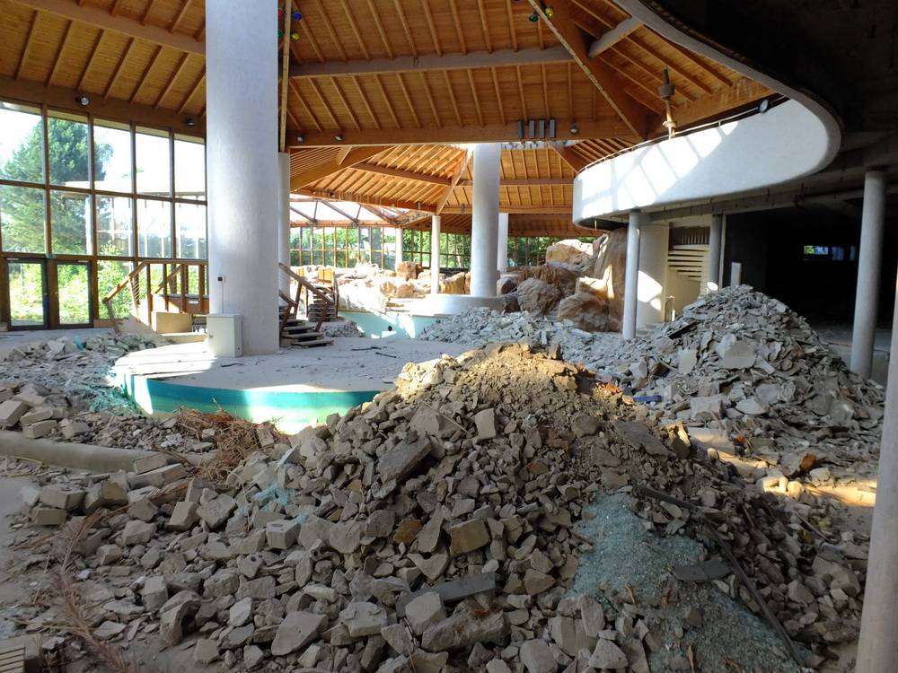 Mittlerweile sínd ein paar Grafittis hinzugekommen, ansonsten liegt das Gelände...