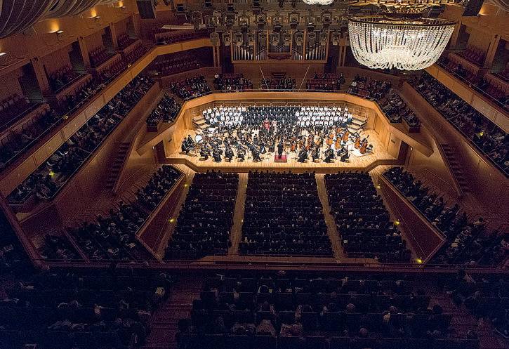 Ein Blick von der Beleuchterloge in den fast ausverkauften Konzertsaal im Aichi Arts...