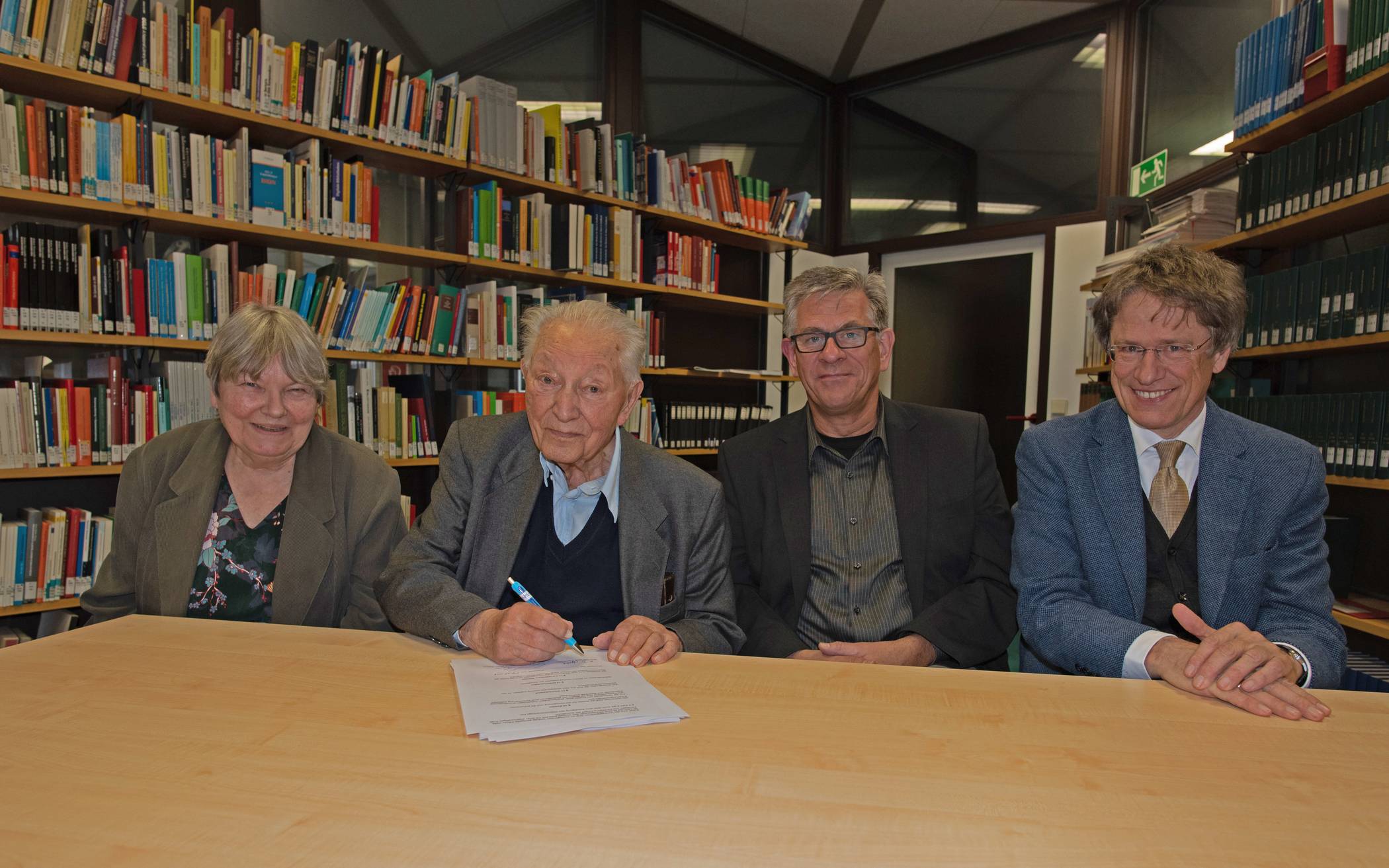  Dagmar und Karl Otto Mühl mit Bibliotheksleiter Uwe Stadler und Prorektor Prof. Dr. Michael Scheffel bei der Vertragsunterzeichnung in der Bergischen Uni.  
