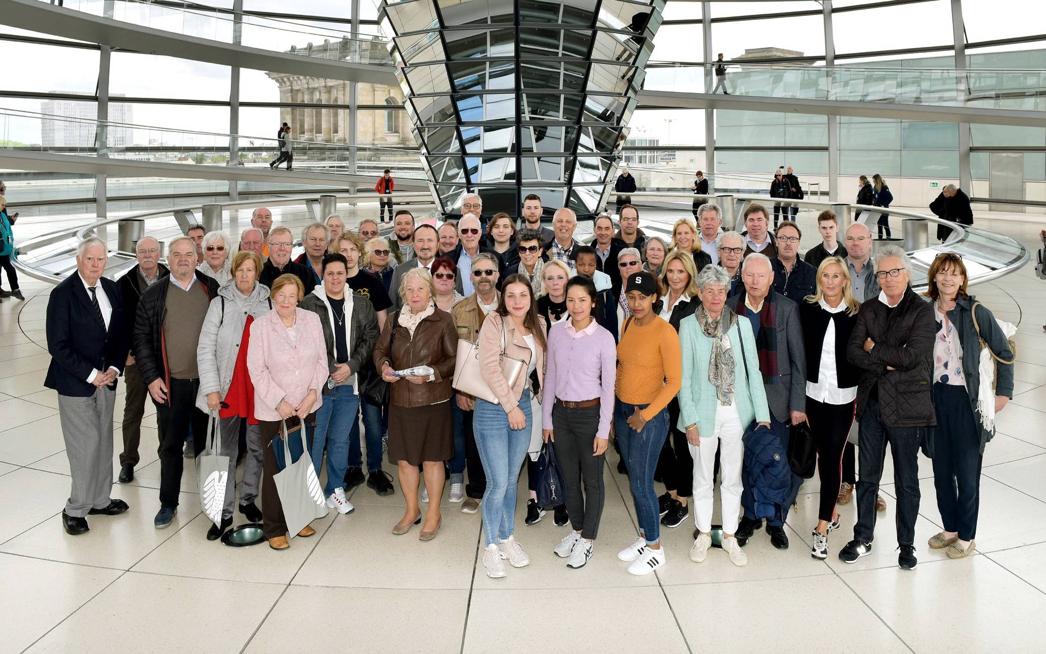  Das Gruppenfoto in der Kuppel des Reichstages. 