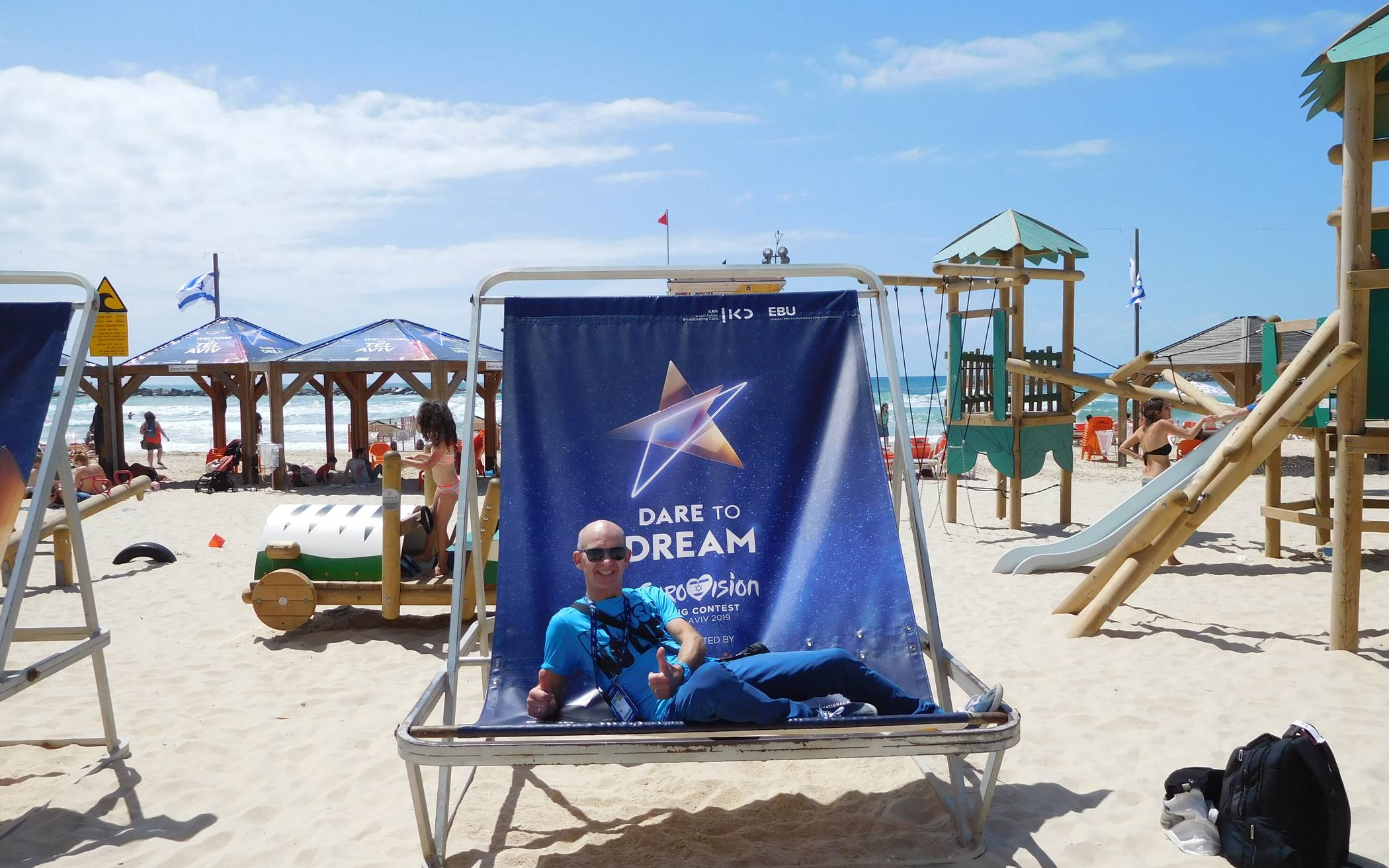 am Strand auf der Sonnenliege mit Motto des ESC 2019: "Dare to Dream."
