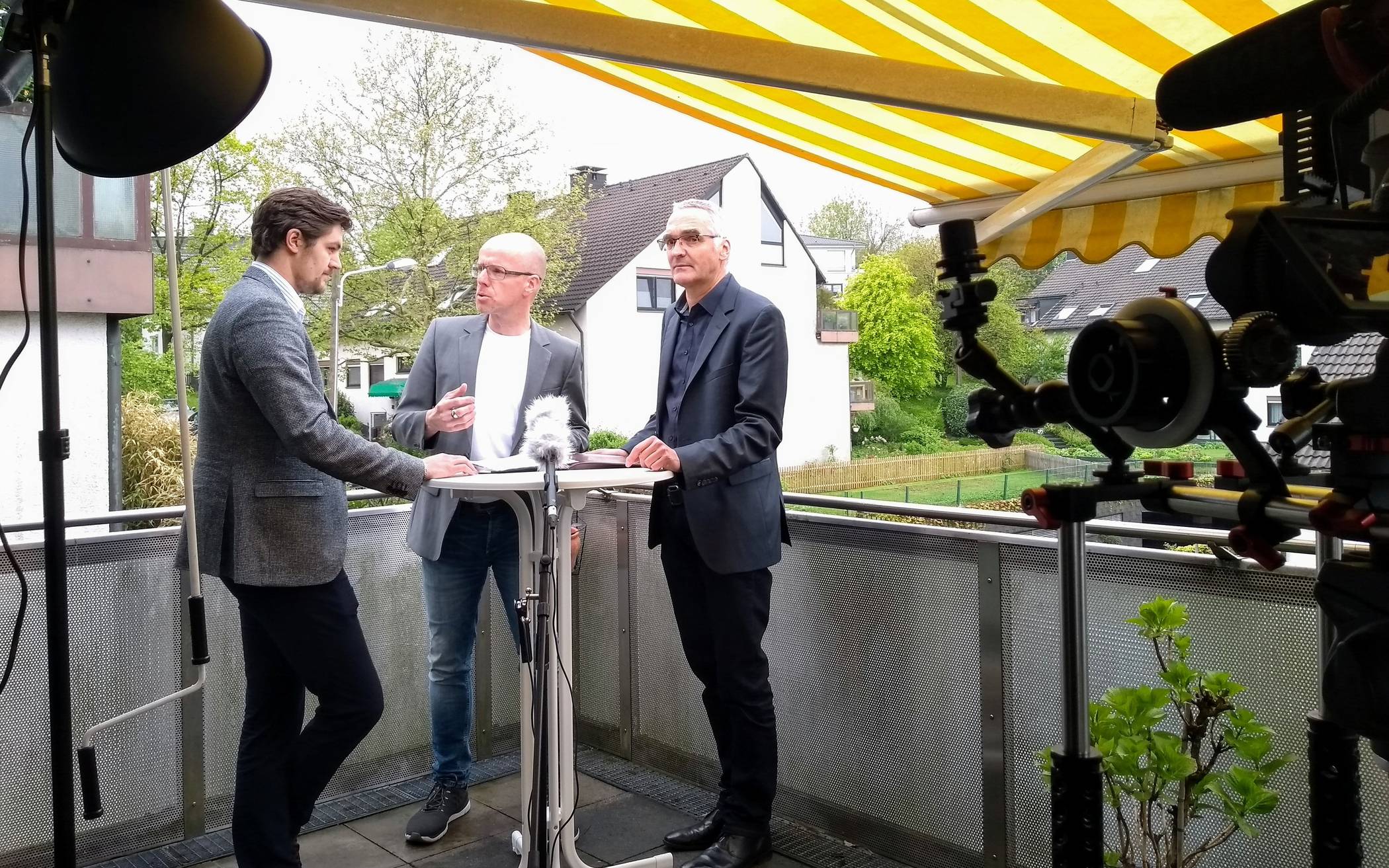 Tim Holthaus, Moderator Andreas Menz und Dietmar Bell vor laufender Kamera auf Peter Vorstehers Dachterasse. 