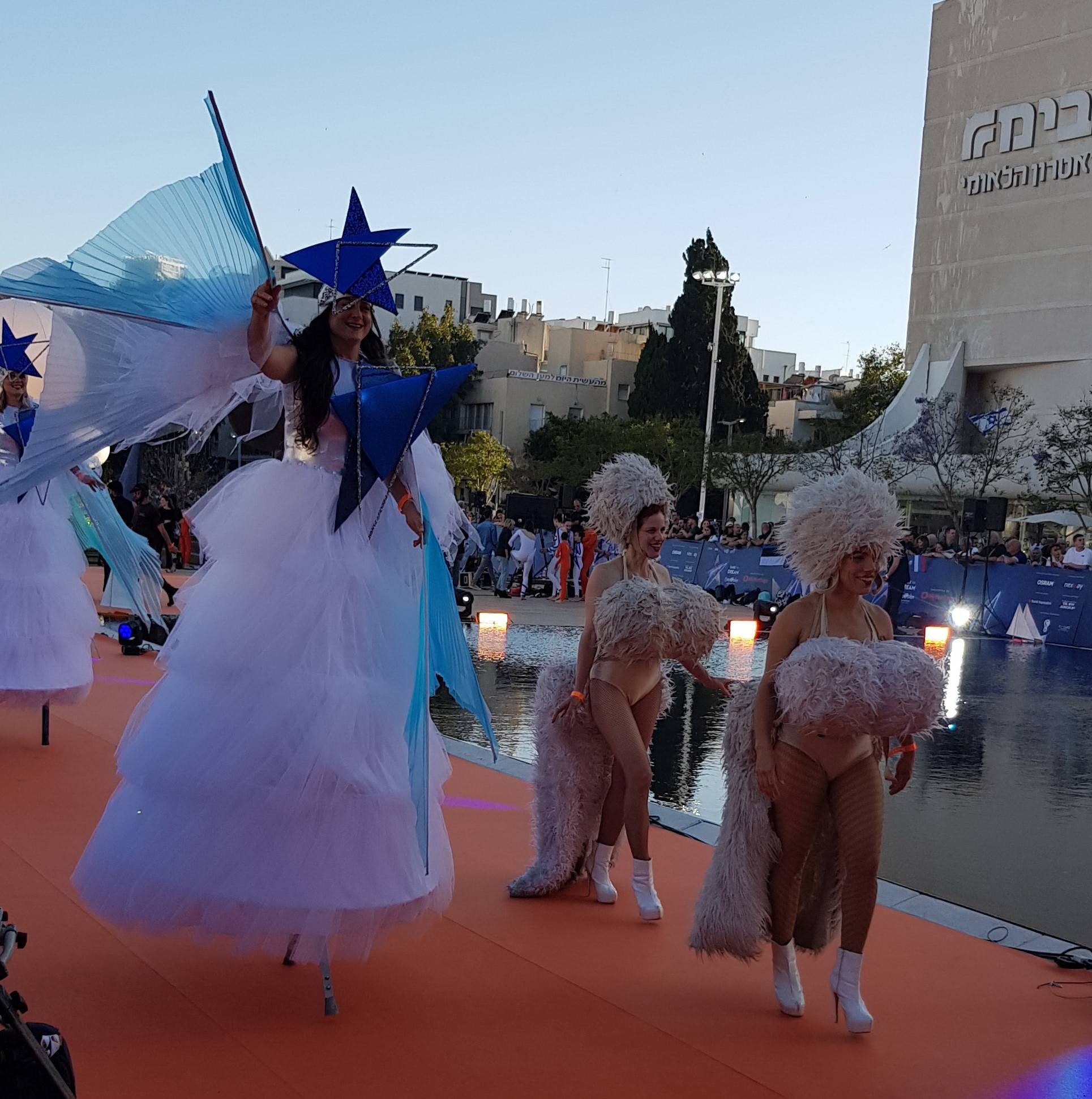 Der Beginn eines Showprogramms - doch die Künstler waren noch nicht angekommen, sie...