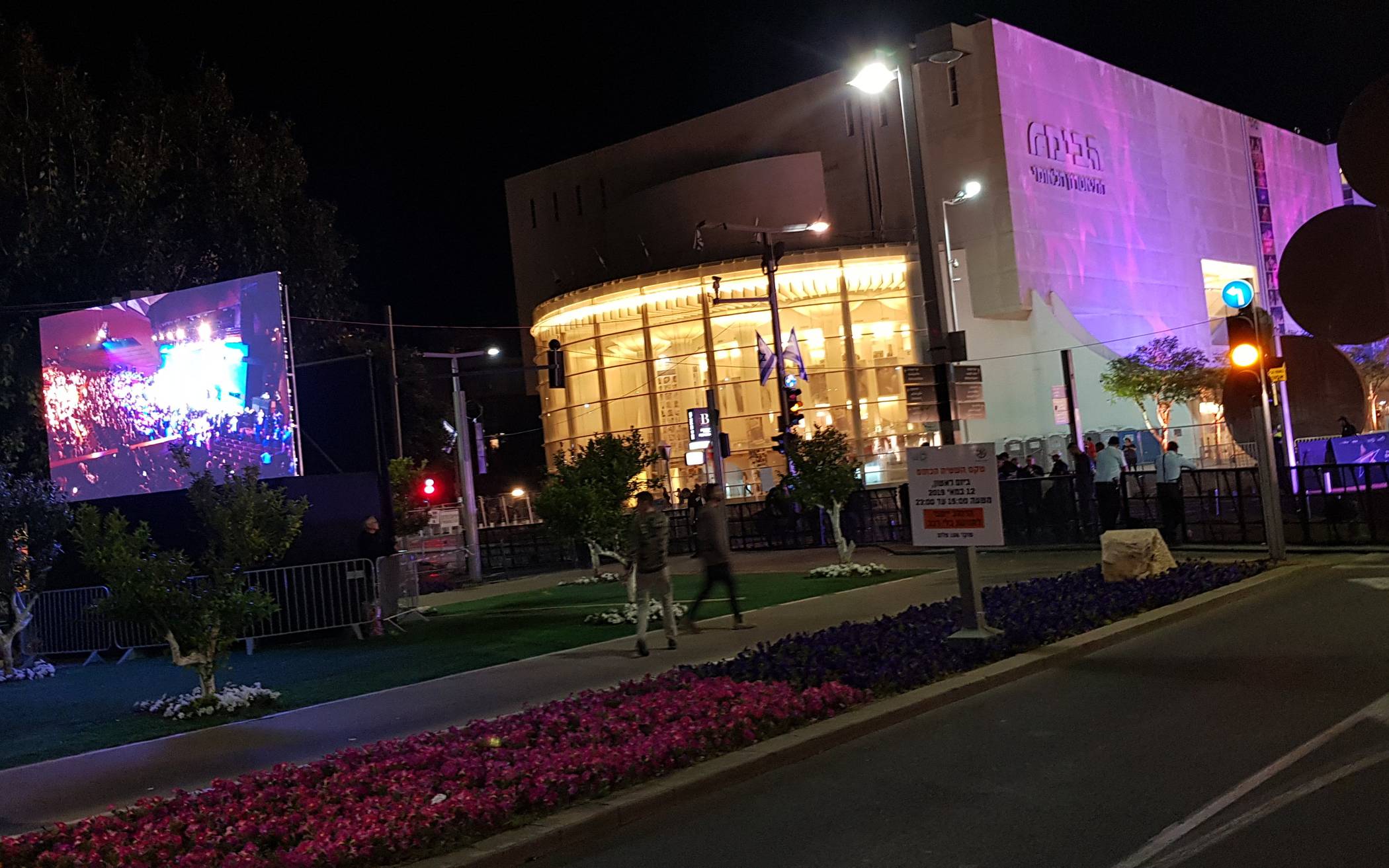 Gute Nacht, Freunde" Ein letzter Blick auf den beleuchteten "Habim Square" und das...