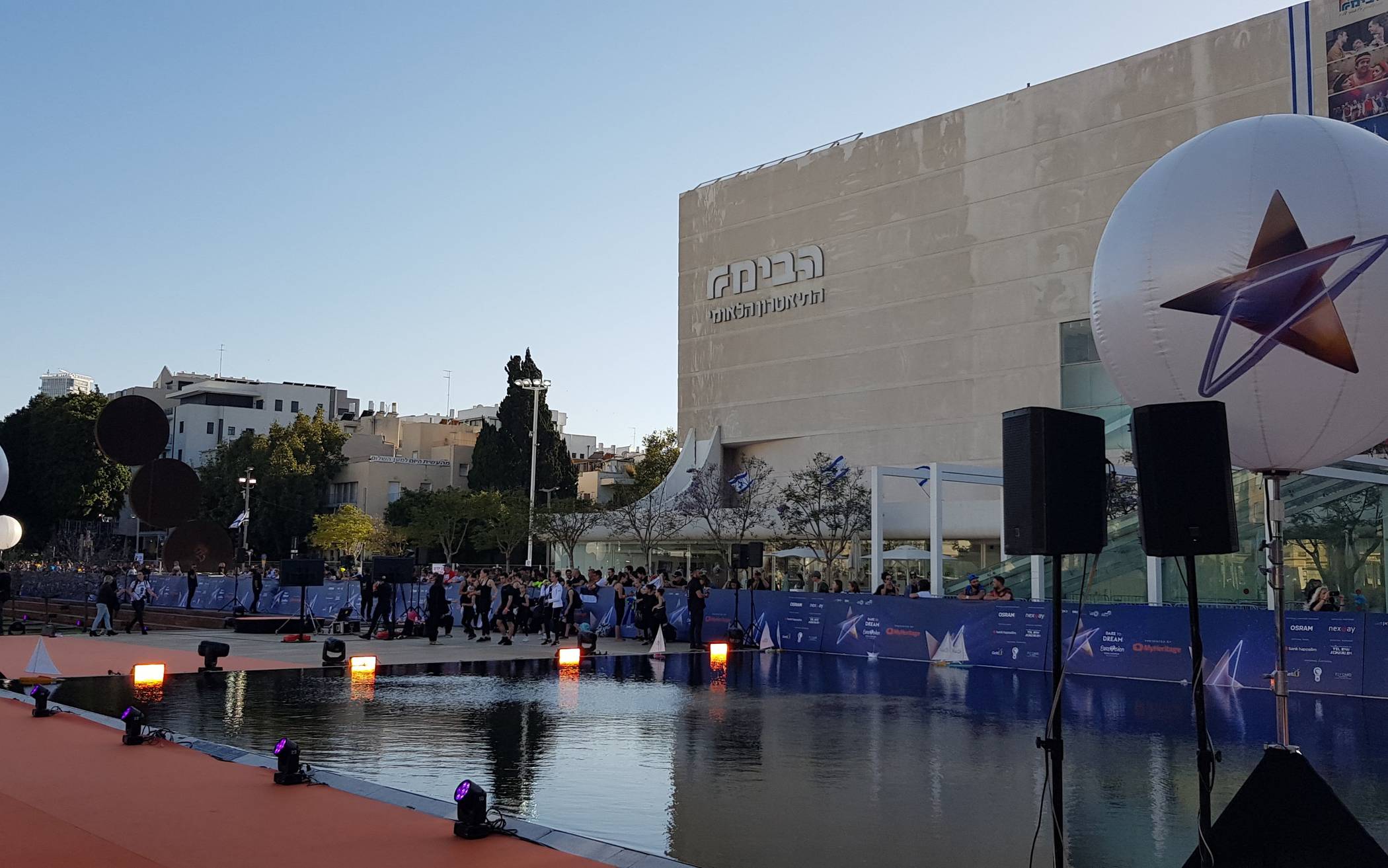 Das Warten auf dem Habima Square...