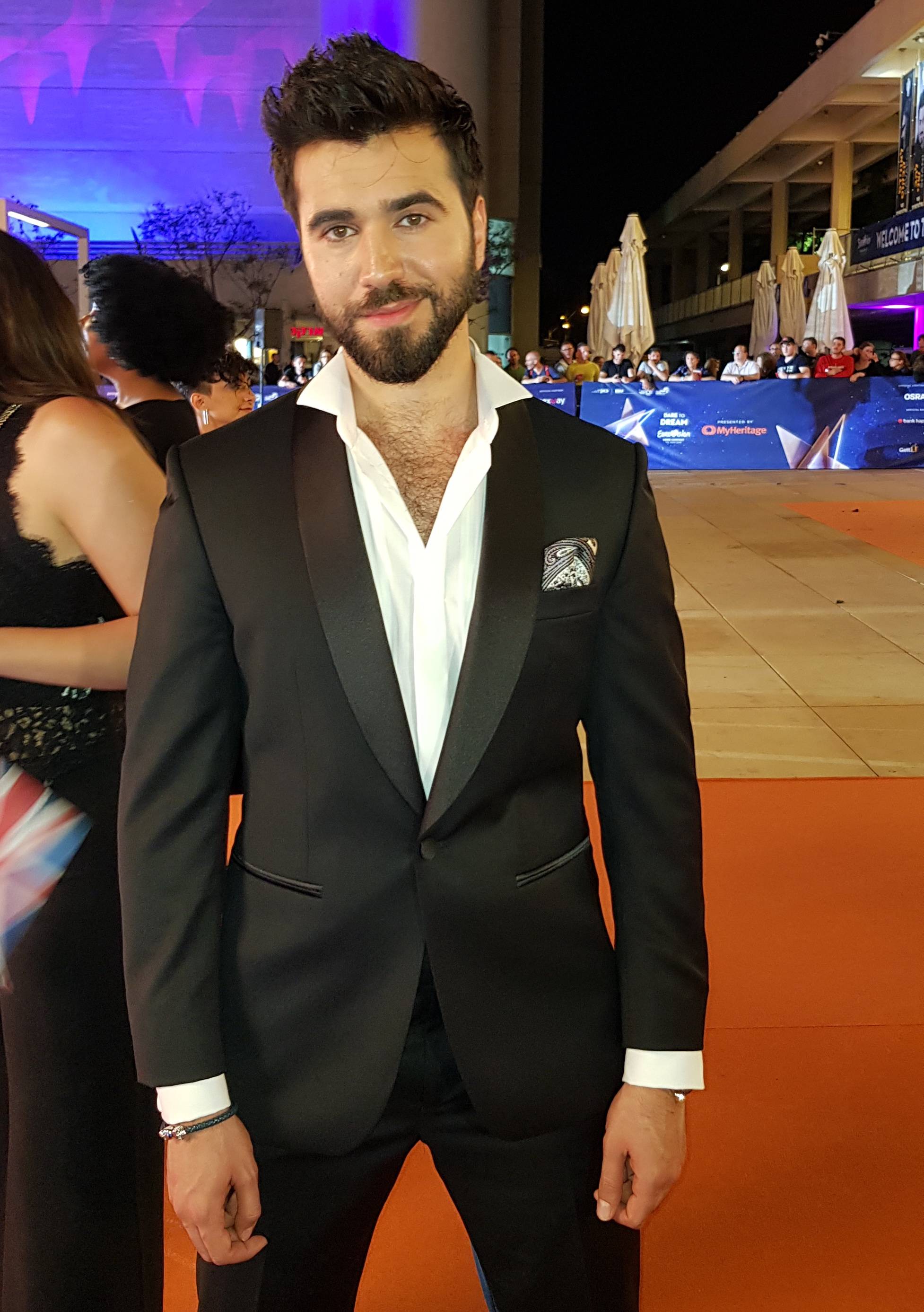 Chingiz geht für Aserbaidschan ins Rennen. Der 28-Jährige singt...