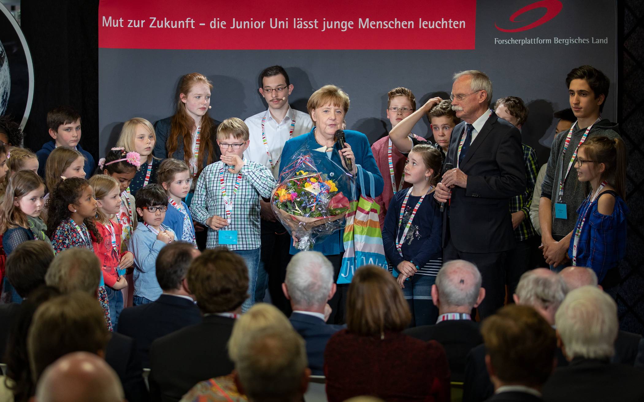 Zum Abschied gab es Blumen. Nach einer Stunde war Merkels Besuch der Wuppertaler Junior...