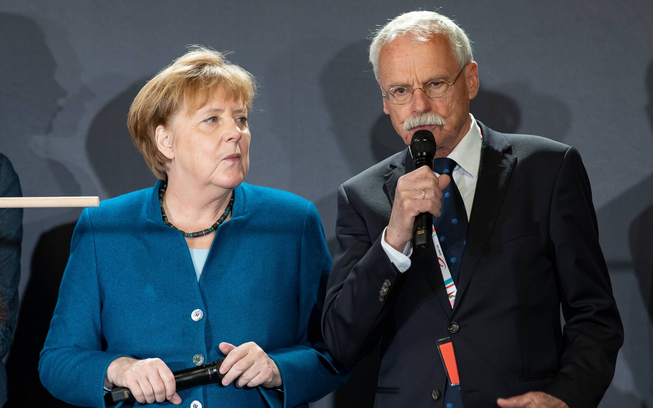 Bundeskanzlerin Angela Merkel und Prof. Ernst-Andreas Ziegler, der Gründer der Junior...