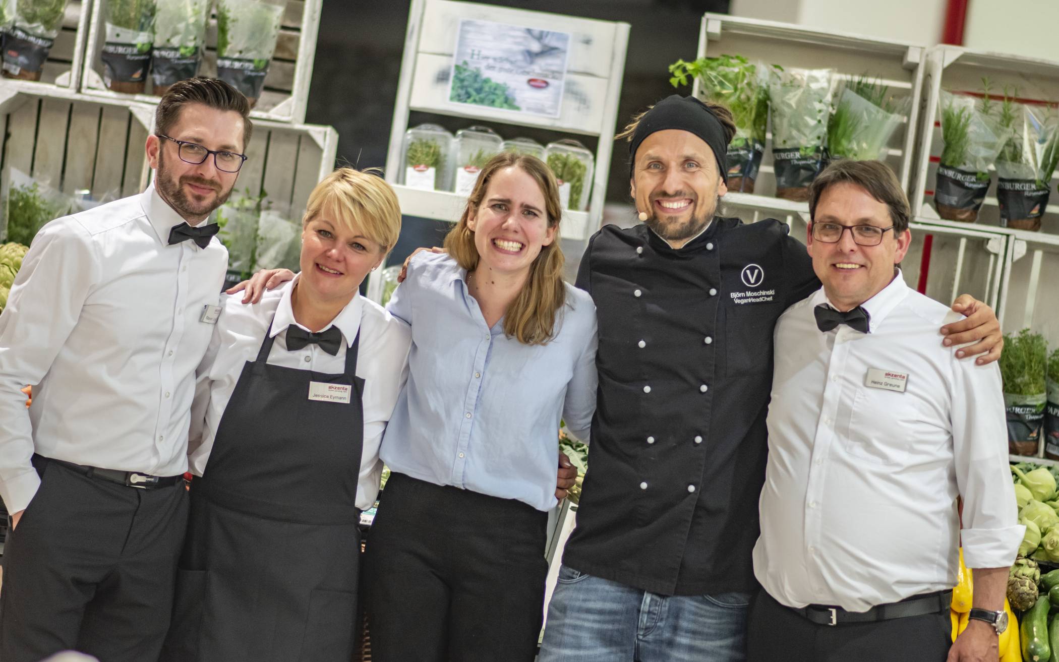  Gelungener Abend (v.li.): Marktleiter Steven Debes, Mitarbeiterin Jessica Eymann, Sängerin Marie Rauschen, Vegan-Koch Björn Moschinksi und Marktleiter Heinz Greune. 