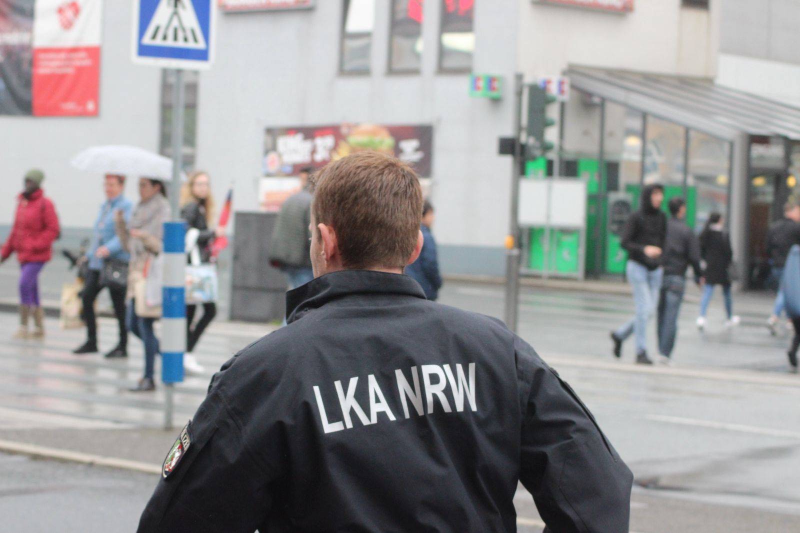  Der LKA NRW nahm den Koffer am Alten Markt in Barmen unter die Lupe.  