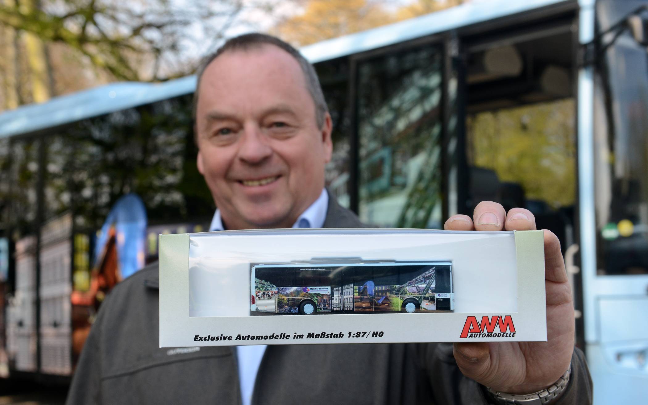  Vor dem Originalbus präsentiert Harro Meinhardt eines der farbenprächtigen Exemplare, die man bei Modellbahn Matschke in der Schützenstraße erwerben kann. 