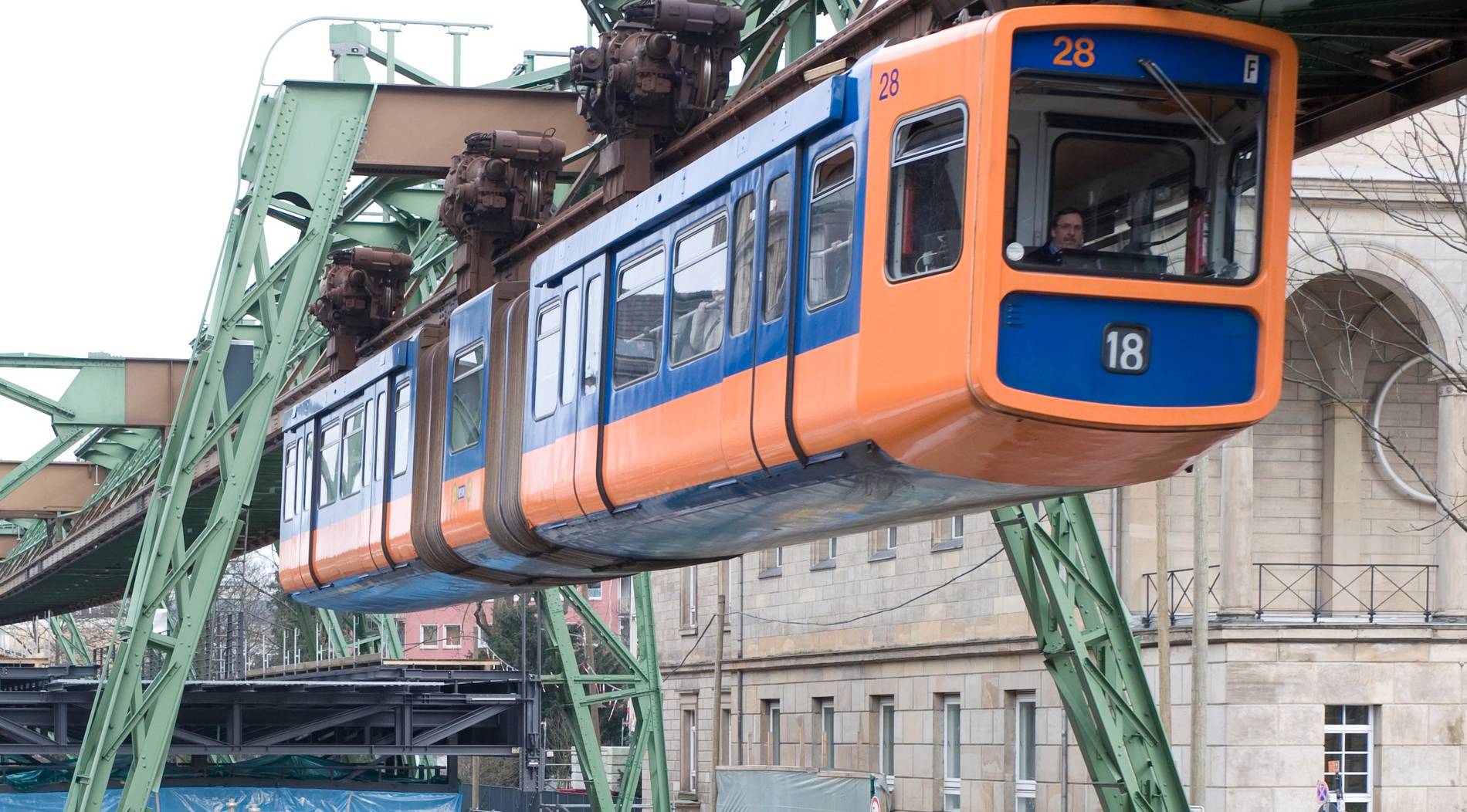 Wuppertaler Schwebebahn Wagen 28 der Baureihe 1972 auf Abschiedsfahrt
