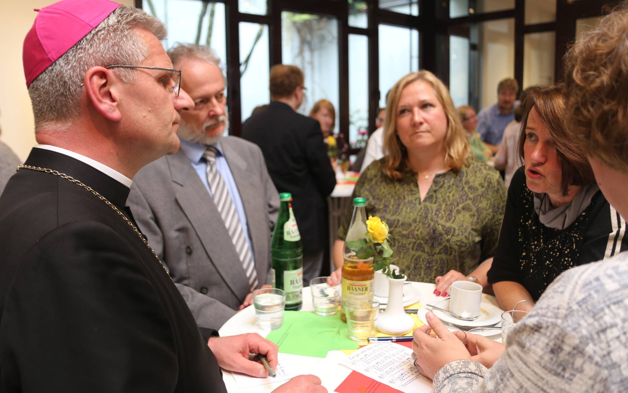  Weihbischof Dominikus Schwaderlapp im Gespräch mit Lehrerinnen der St. Laurentius-Schule in Wuppertal.       