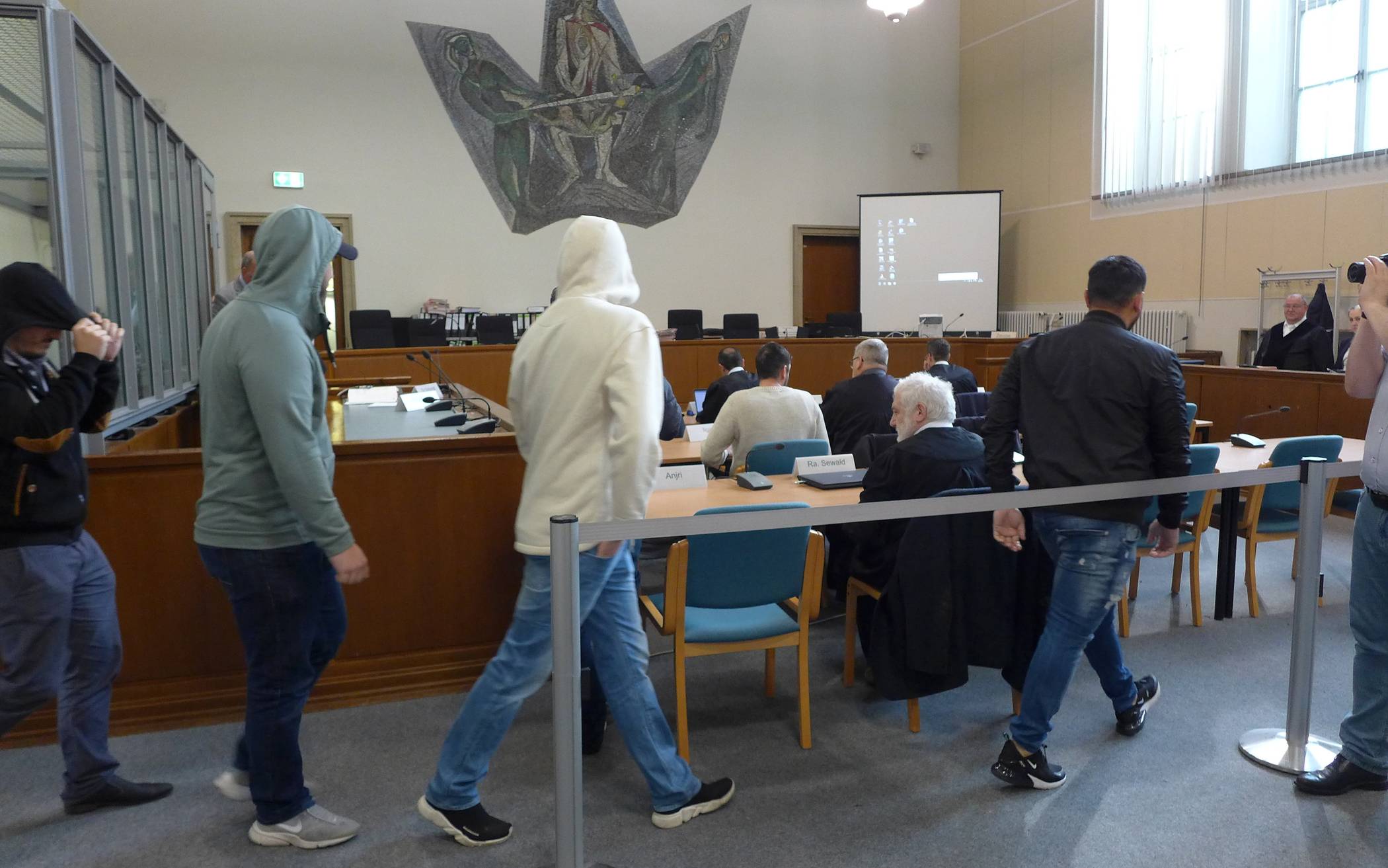  Einige der Angeklagten vor Prozessbeginn letzte Woche im Wuppertaler Landgericht. Heute wurden die Plädoyers gehalten.  