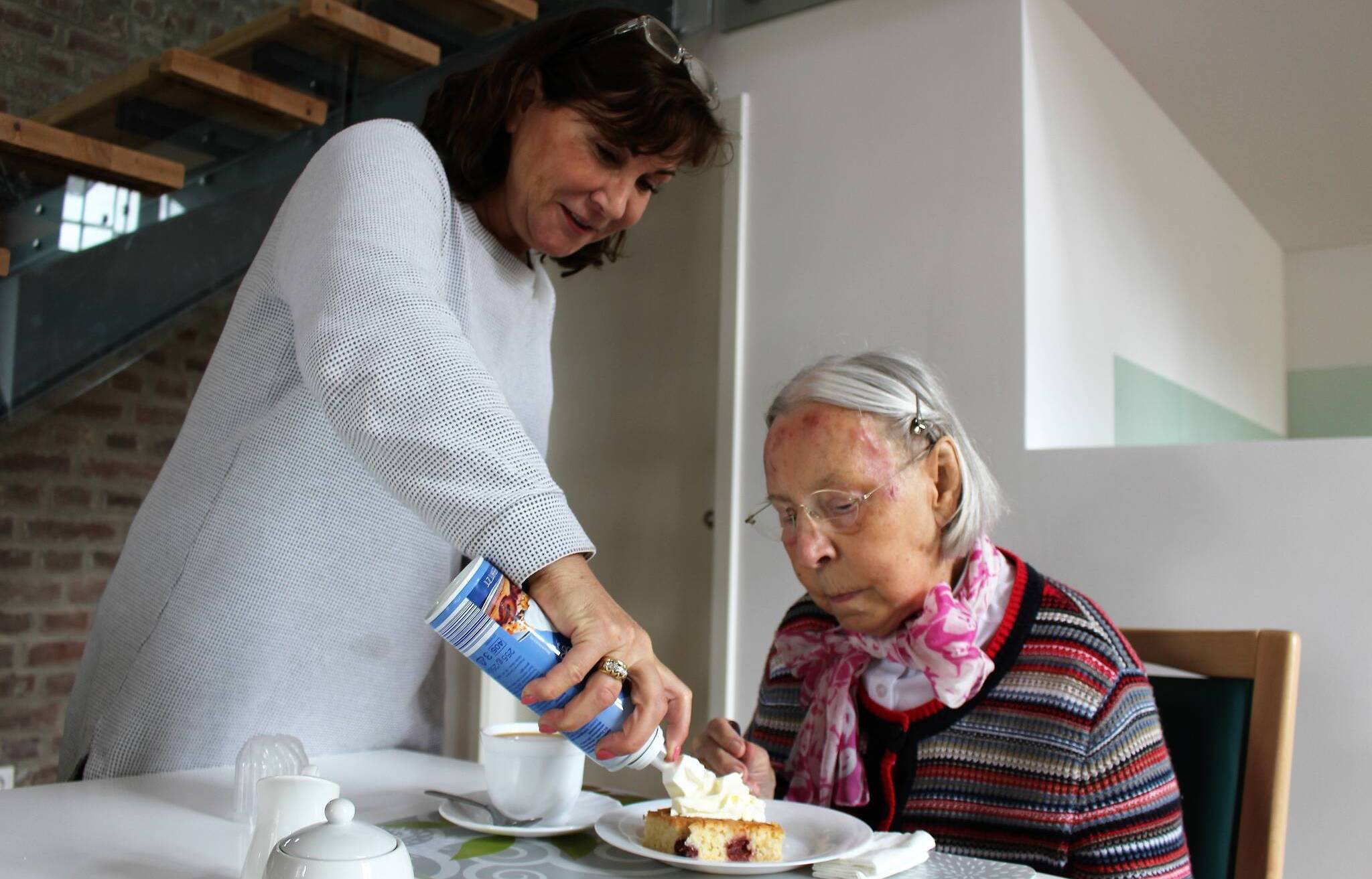 Die Kaffeezeit ist fester Bestandteil jedes Tages in der SenTa und auch Tagesgast Anna...