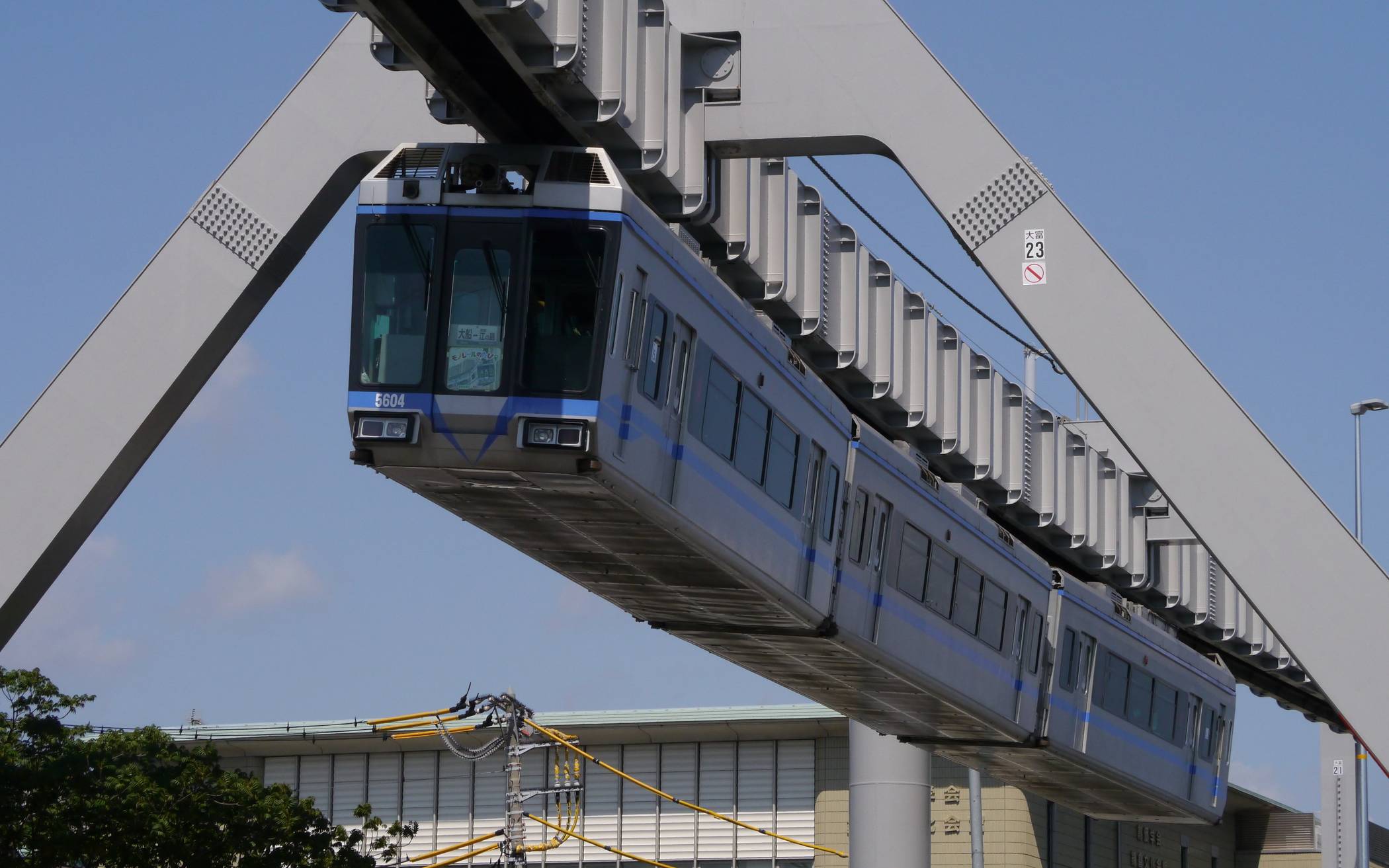 Die Shonan Monorail fährt in der