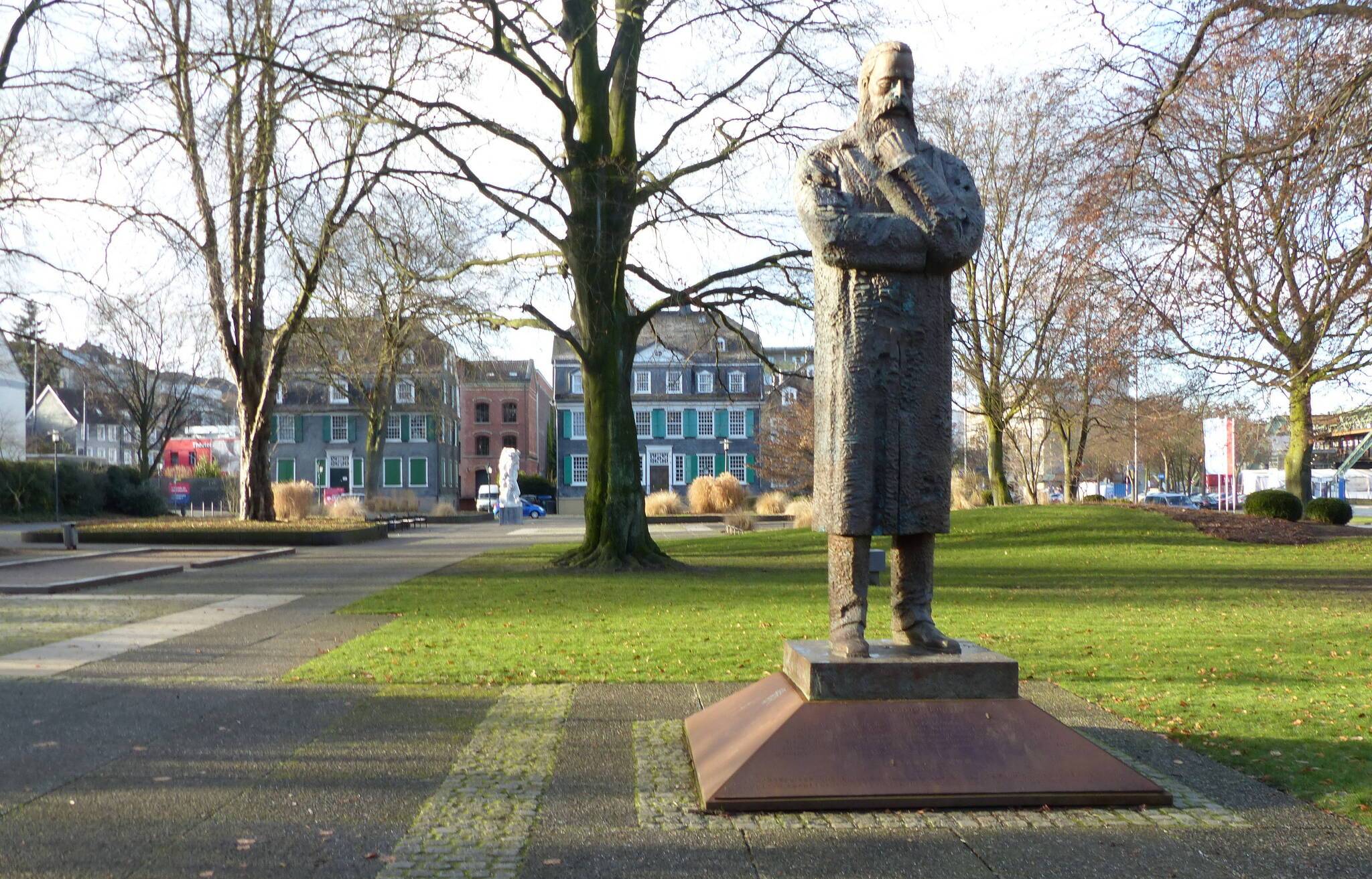  Die aus China gesponserte Friedrich-Engels-Statue im Park vor seinem Geburtshaus in Unterbarmen. Um Engels geht es im kommenden Jahr 365 Tage lang – mindestens. 